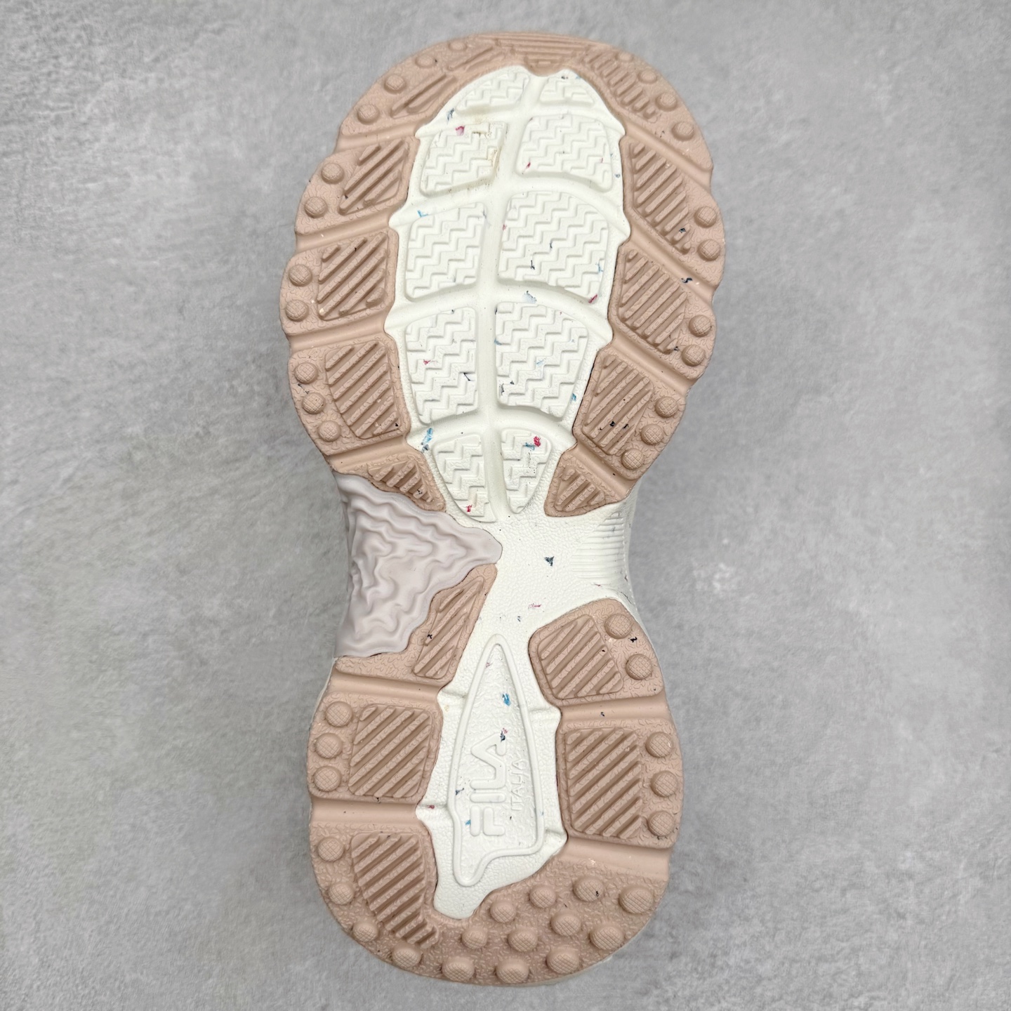 图片[9]-＃DT FILA Fern SO 斐乐摩登系列蕨草鞋运动潮流个性舒适柔软设计感 减震耐磨低帮生活休闲鞋 FUSION 系列传承了 FILA 的百年基因，融入年轻运动及潮流文化，成为引领变革、创新突破的一代。以“1+N” 的跨界合作模式重现经典的同时创造经典。带来最出其不意的跨界合作惊喜。同时，FILAFUSION把FILA 的 DNA 融入到定制体验里，你可以随心制造厲于你的产品。FILA FUSION 的鞋家族涵盖了老爹鞋、跑步鞋、网球鞋、季节款。风格复古新潮，满足了时尚人士出行及各类运动的搭配需求，成为当下年轻人筷拥的鞋类品牌之一。FILA FUSION 走进年轻人的世界，通过年轻人运动，街舞，滑板，篮球，展现 FILA FUSION 的潮流态度和年轻文化。FILA FUSION 认为末来属于引领变革、创新突破的年轻一代，让我们一起构成 FILA 未来的蓝图吧！尺码：35.5 36 36.5 37.5 38 38.5 39 40 40.5 41 42 42.5 43 44 44.5 45-选品中心