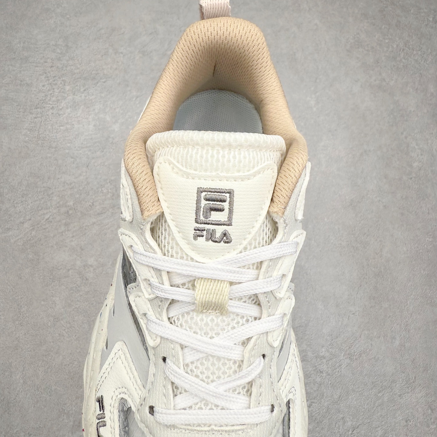 图片[5]-＃DT FILA Fern SO 斐乐摩登系列蕨草鞋运动潮流个性舒适柔软设计感 减震耐磨低帮生活休闲鞋 FUSION 系列传承了 FILA 的百年基因，融入年轻运动及潮流文化，成为引领变革、创新突破的一代。以“1+N” 的跨界合作模式重现经典的同时创造经典。带来最出其不意的跨界合作惊喜。同时，FILAFUSION把FILA 的 DNA 融入到定制体验里，你可以随心制造厲于你的产品。FILA FUSION 的鞋家族涵盖了老爹鞋、跑步鞋、网球鞋、季节款。风格复古新潮，满足了时尚人士出行及各类运动的搭配需求，成为当下年轻人筷拥的鞋类品牌之一。FILA FUSION 走进年轻人的世界，通过年轻人运动，街舞，滑板，篮球，展现 FILA FUSION 的潮流态度和年轻文化。FILA FUSION 认为末来属于引领变革、创新突破的年轻一代，让我们一起构成 FILA 未来的蓝图吧！尺码：35.5 36 36.5 37.5 38 38.5 39 40 40.5 41 42 42.5 43 44 44.5 45-选品中心