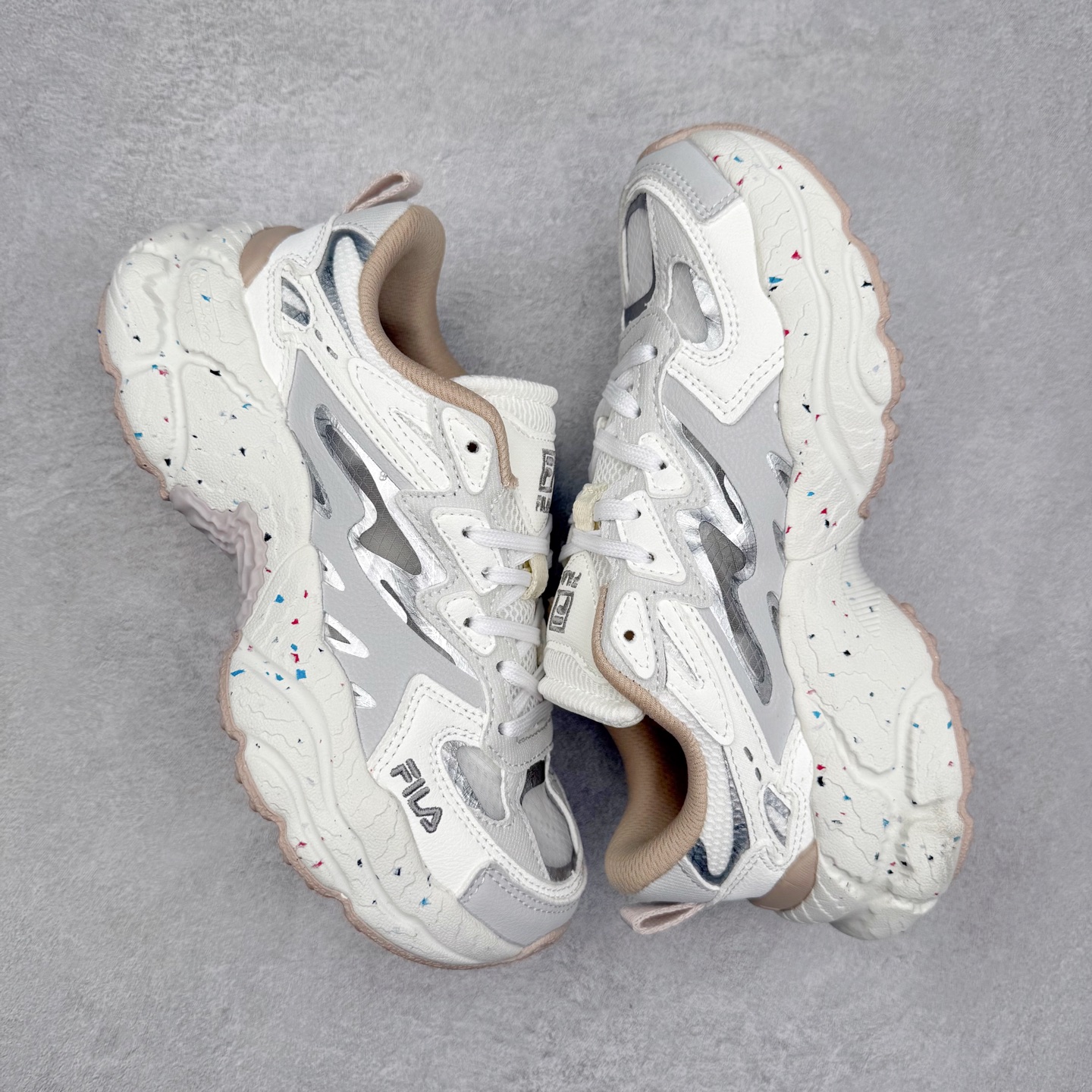 图片[3]-＃DT FILA Fern SO 斐乐摩登系列蕨草鞋运动潮流个性舒适柔软设计感 减震耐磨低帮生活休闲鞋 FUSION 系列传承了 FILA 的百年基因，融入年轻运动及潮流文化，成为引领变革、创新突破的一代。以“1+N” 的跨界合作模式重现经典的同时创造经典。带来最出其不意的跨界合作惊喜。同时，FILAFUSION把FILA 的 DNA 融入到定制体验里，你可以随心制造厲于你的产品。FILA FUSION 的鞋家族涵盖了老爹鞋、跑步鞋、网球鞋、季节款。风格复古新潮，满足了时尚人士出行及各类运动的搭配需求，成为当下年轻人筷拥的鞋类品牌之一。FILA FUSION 走进年轻人的世界，通过年轻人运动，街舞，滑板，篮球，展现 FILA FUSION 的潮流态度和年轻文化。FILA FUSION 认为末来属于引领变革、创新突破的年轻一代，让我们一起构成 FILA 未来的蓝图吧！尺码：35.5 36 36.5 37.5 38 38.5 39 40 40.5 41 42 42.5 43 44 44.5 45-选品中心