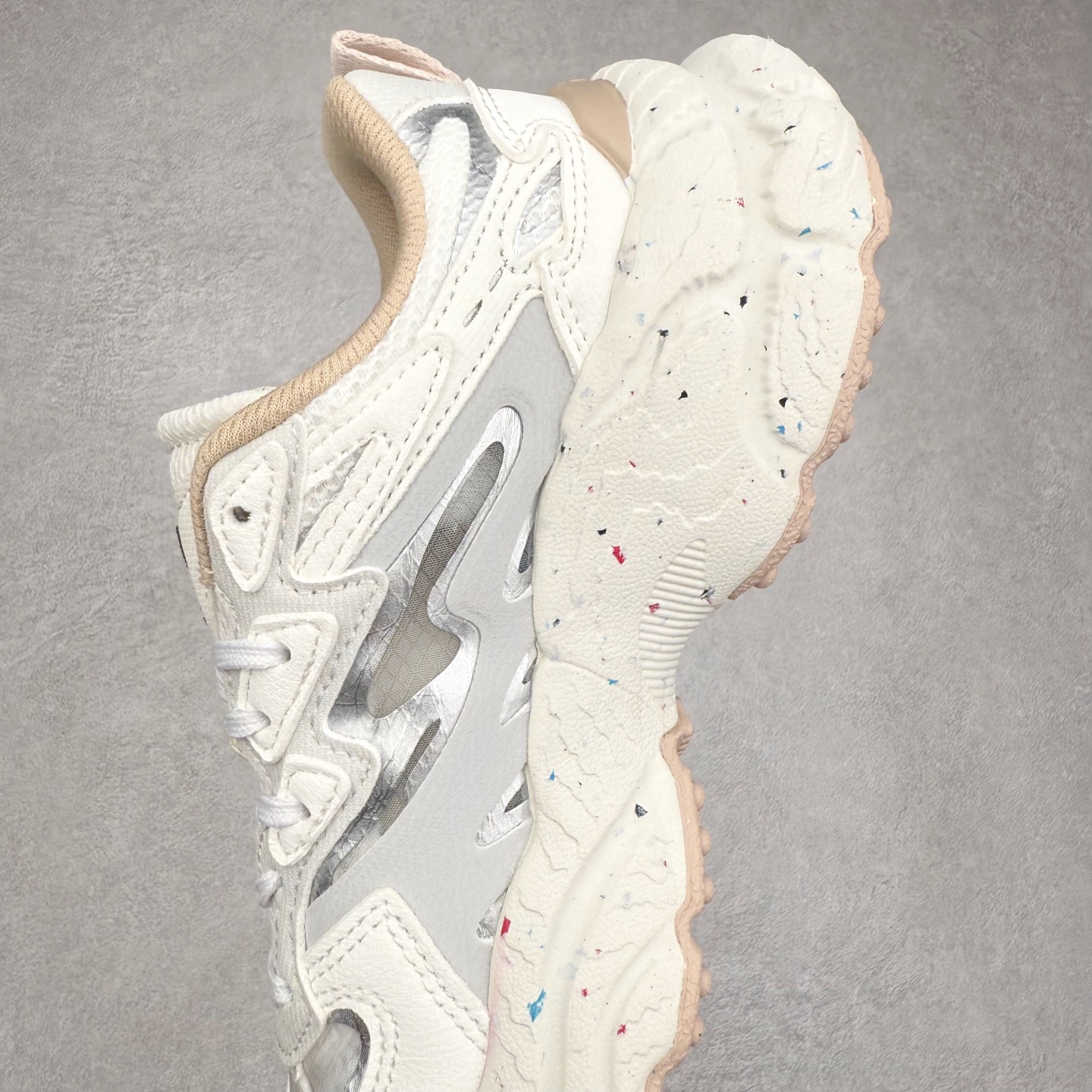 图片[7]-＃DT FILA Fern SO 斐乐摩登系列蕨草鞋运动潮流个性舒适柔软设计感 减震耐磨低帮生活休闲鞋 FUSION 系列传承了 FILA 的百年基因，融入年轻运动及潮流文化，成为引领变革、创新突破的一代。以“1+N” 的跨界合作模式重现经典的同时创造经典。带来最出其不意的跨界合作惊喜。同时，FILAFUSION把FILA 的 DNA 融入到定制体验里，你可以随心制造厲于你的产品。FILA FUSION 的鞋家族涵盖了老爹鞋、跑步鞋、网球鞋、季节款。风格复古新潮，满足了时尚人士出行及各类运动的搭配需求，成为当下年轻人筷拥的鞋类品牌之一。FILA FUSION 走进年轻人的世界，通过年轻人运动，街舞，滑板，篮球，展现 FILA FUSION 的潮流态度和年轻文化。FILA FUSION 认为末来属于引领变革、创新突破的年轻一代，让我们一起构成 FILA 未来的蓝图吧！尺码：35.5 36 36.5 37.5 38 38.5 39 40 40.5 41 42 42.5 43 44 44.5 45-选品中心