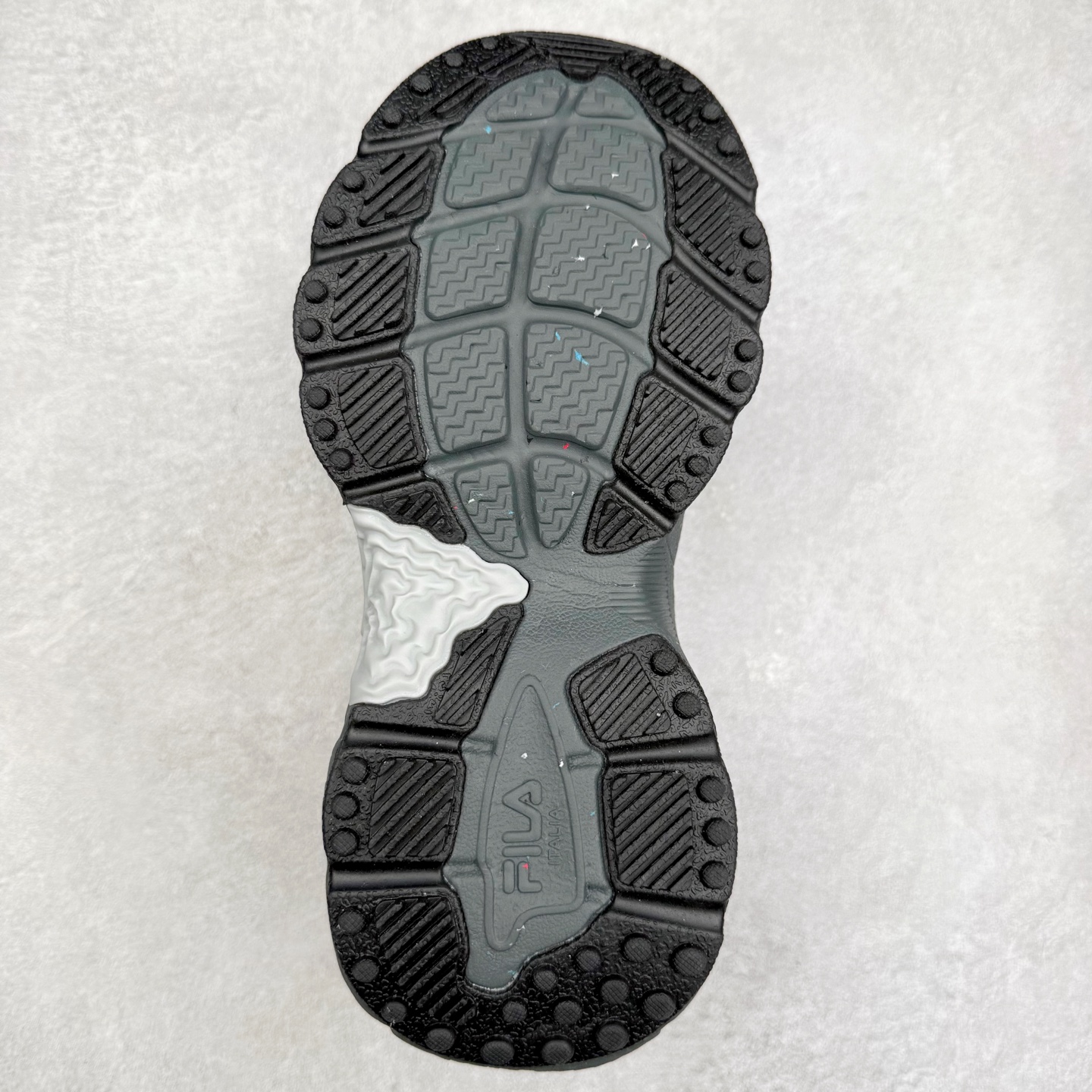 图片[8]-＃DT FILA Fern SO 斐乐摩登系列蕨草鞋运动潮流个性舒适柔软设计感 减震耐磨低帮生活休闲鞋 FUSION 系列传承了 FILA 的百年基因，融入年轻运动及潮流文化，成为引领变革、创新突破的一代。以“1+N” 的跨界合作模式重现经典的同时创造经典。带来最出其不意的跨界合作惊喜。同时，FILAFUSION把FILA 的 DNA 融入到定制体验里，你可以随心制造厲于你的产品。FILA FUSION 的鞋家族涵盖了老爹鞋、跑步鞋、网球鞋、季节款。风格复古新潮，满足了时尚人士出行及各类运动的搭配需求，成为当下年轻人筷拥的鞋类品牌之一。FILA FUSION 走进年轻人的世界，通过年轻人运动，街舞，滑板，篮球，展现 FILA FUSION 的潮流态度和年轻文化。FILA FUSION 认为末来属于引领变革、创新突破的年轻一代，让我们一起构成 FILA 未来的蓝图吧！尺码：35.5 36 36.5 37.5 38 38.5 39 40 40.5 41 42 42.5 43 44 44.5 45-选品中心