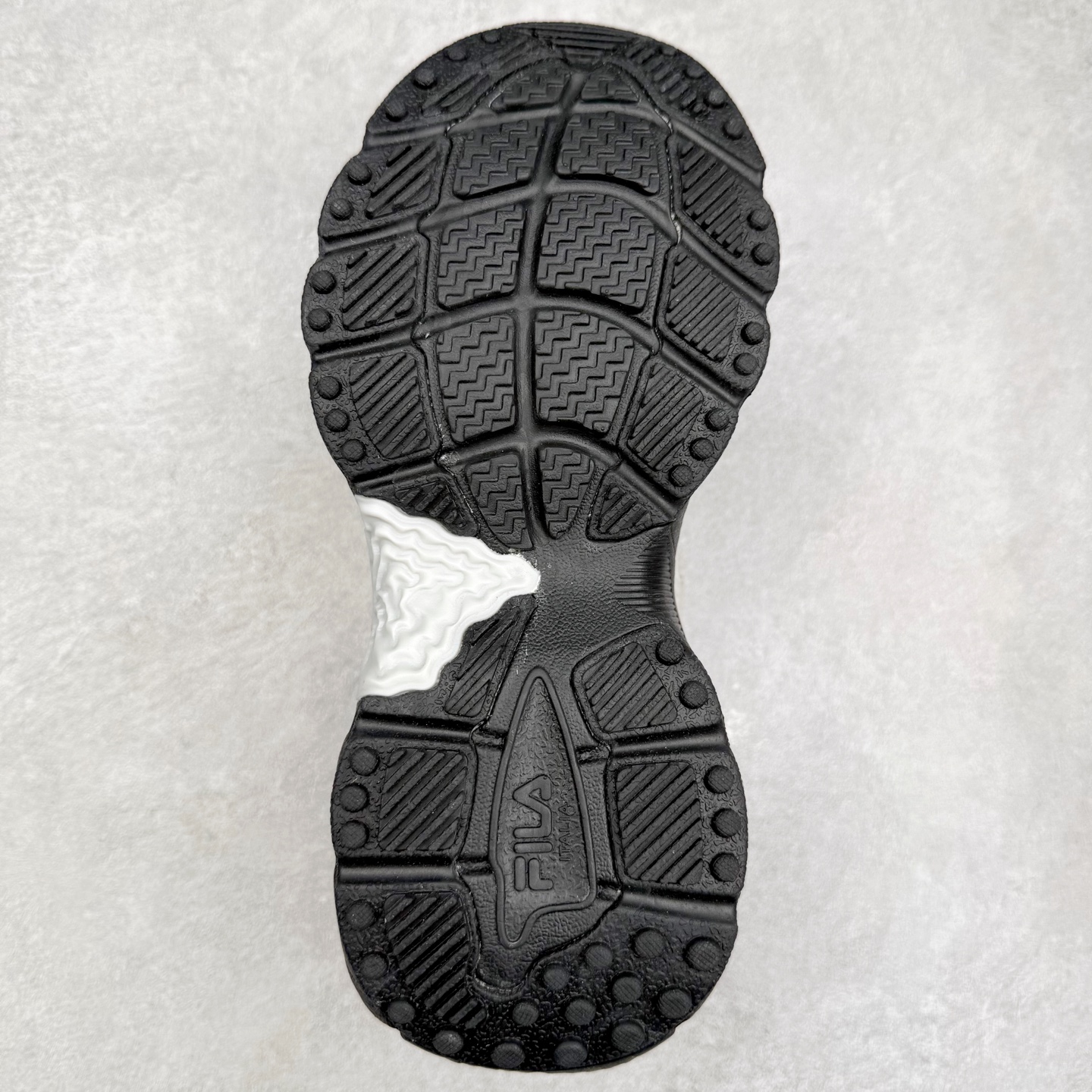 图片[9]-＃DT FILA Fern SO 斐乐摩登系列蕨草鞋运动潮流个性舒适柔软设计感 减震耐磨低帮生活休闲鞋 FUSION 系列传承了 FILA 的百年基因，融入年轻运动及潮流文化，成为引领变革、创新突破的一代。以“1+N” 的跨界合作模式重现经典的同时创造经典。带来最出其不意的跨界合作惊喜。同时，FILAFUSION把FILA 的 DNA 融入到定制体验里，你可以随心制造厲于你的产品。FILA FUSION 的鞋家族涵盖了老爹鞋、跑步鞋、网球鞋、季节款。风格复古新潮，满足了时尚人士出行及各类运动的搭配需求，成为当下年轻人筷拥的鞋类品牌之一。FILA FUSION 走进年轻人的世界，通过年轻人运动，街舞，滑板，篮球，展现 FILA FUSION 的潮流态度和年轻文化。FILA FUSION 认为末来属于引领变革、创新突破的年轻一代，让我们一起构成 FILA 未来的蓝图吧！尺码：35.5 36 36.5 37.5 38 38.5 39 40 40.5 41 42 42.5 43 44 44.5 45-选品中心