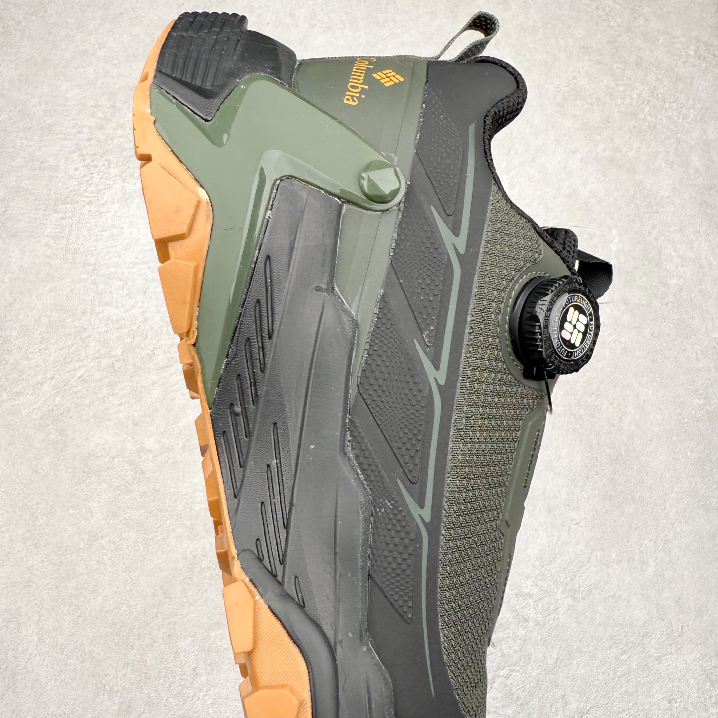 图片[6]-Columbia哥伦比亚男士徒步越野机能跑鞋 鞋面主体部分采用网状薄翼材质中底是大坡王最具特色的山形结构 鞋带采用 旋钮快速穿脱系统 全系列延续 山棱线工业设计设计，鞋面采用OUTDRY™立体轻盈科技鞋面，保持优越性能，透气干爽，从容应对野外多变状况；鞋底使用鞋底采用Vibram Megagrip 大底，抓地耐磨，三角多向奇钉设计易于鞋底异物排出，助你轻松掌控各种野外地形；而FluidFrame™中底稳定系统搭载TECHLITE+™升级轻盈缓震技术，轻软回弹，轻松跨越障碍。 尺码：40-45-选品中心