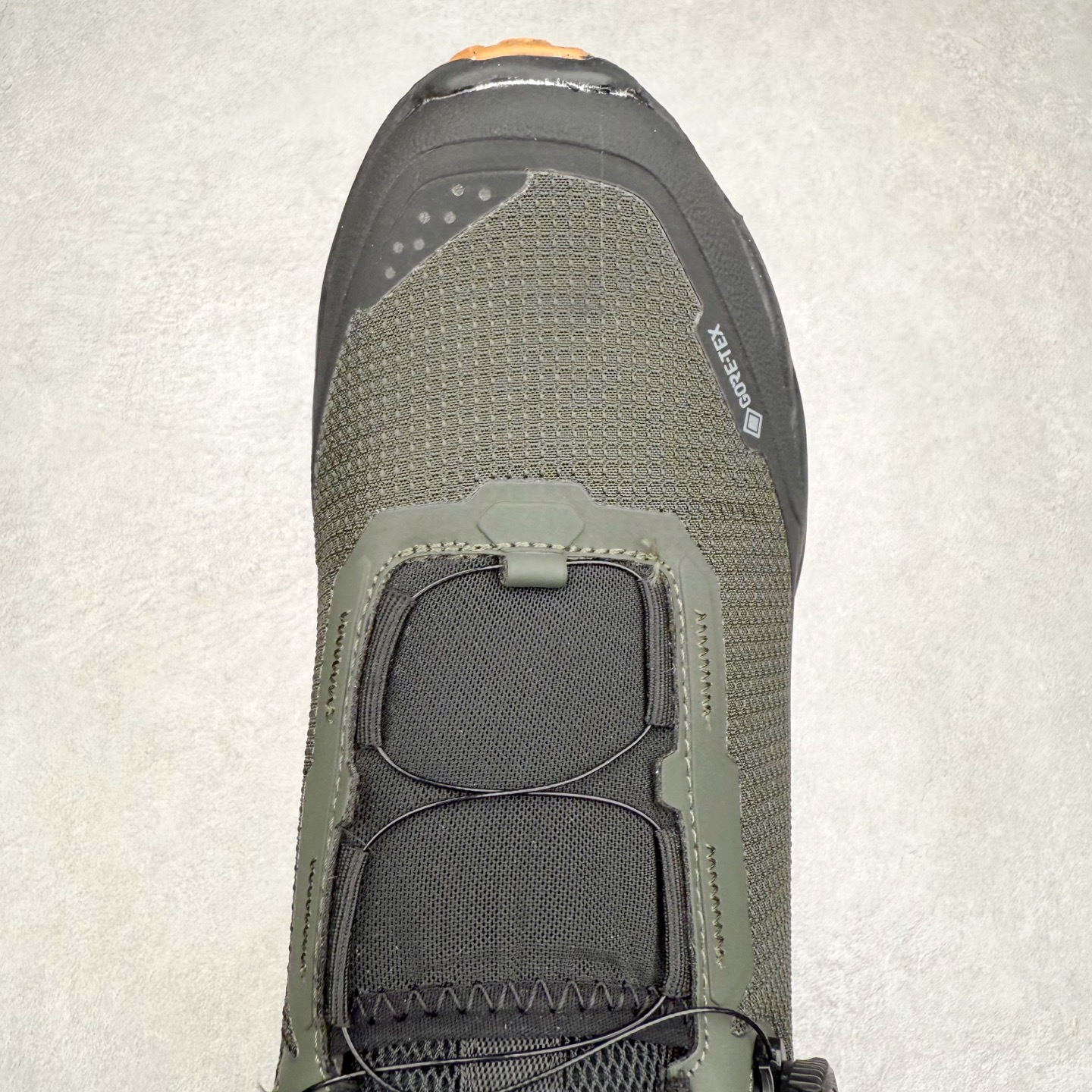 图片[4]-Columbia哥伦比亚男士徒步越野机能跑鞋 鞋面主体部分采用网状薄翼材质中底是大坡王最具特色的山形结构 鞋带采用 旋钮快速穿脱系统 全系列延续 山棱线工业设计设计，鞋面采用OUTDRY™立体轻盈科技鞋面，保持优越性能，透气干爽，从容应对野外多变状况；鞋底使用鞋底采用Vibram Megagrip 大底，抓地耐磨，三角多向奇钉设计易于鞋底异物排出，助你轻松掌控各种野外地形；而FluidFrame™中底稳定系统搭载TECHLITE+™升级轻盈缓震技术，轻软回弹，轻松跨越障碍。 尺码：40-45-选品中心