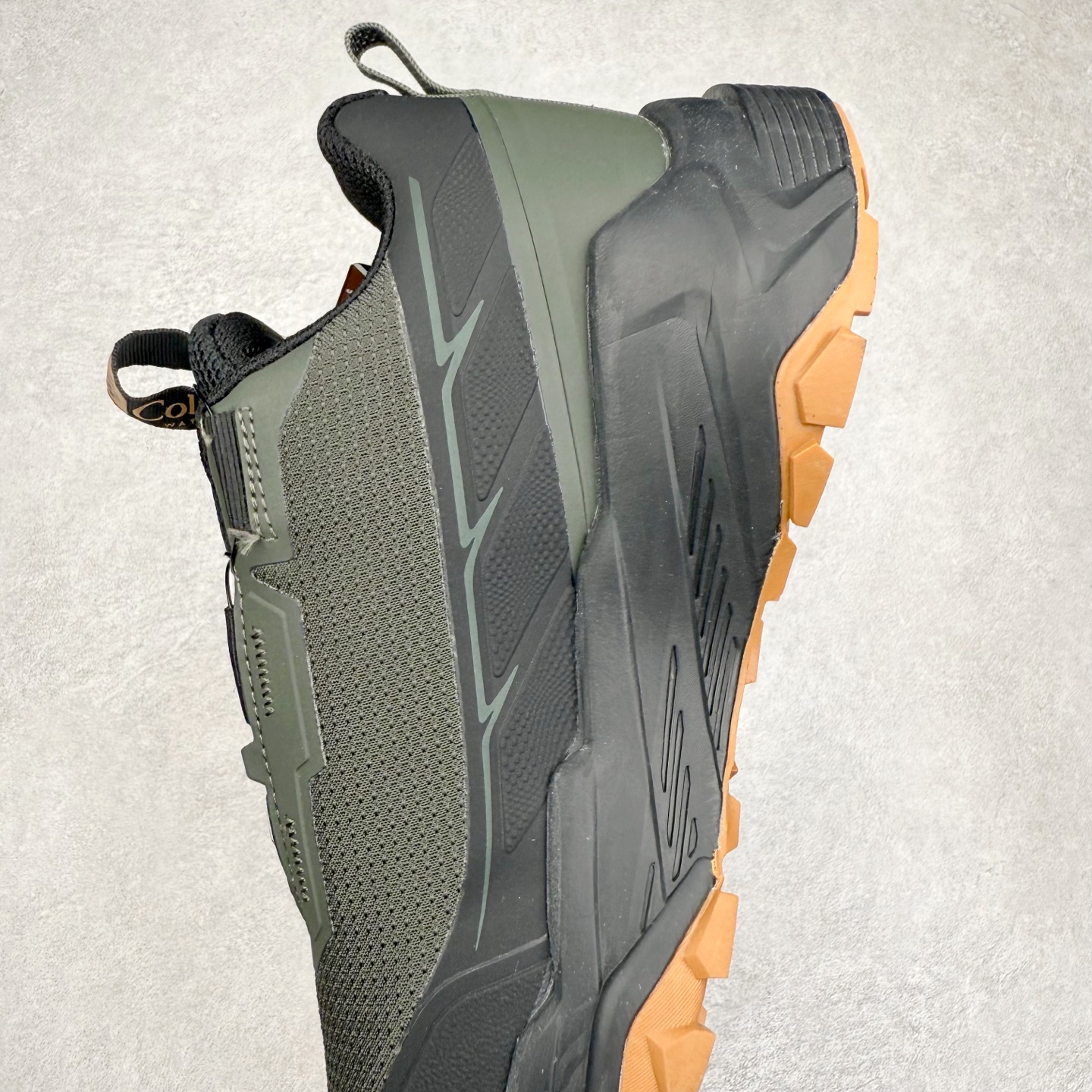 图片[7]-Columbia哥伦比亚男士徒步越野机能跑鞋 鞋面主体部分采用网状薄翼材质中底是大坡王最具特色的山形结构 鞋带采用 旋钮快速穿脱系统 全系列延续 山棱线工业设计设计，鞋面采用OUTDRY™立体轻盈科技鞋面，保持优越性能，透气干爽，从容应对野外多变状况；鞋底使用鞋底采用Vibram Megagrip 大底，抓地耐磨，三角多向奇钉设计易于鞋底异物排出，助你轻松掌控各种野外地形；而FluidFrame™中底稳定系统搭载TECHLITE+™升级轻盈缓震技术，轻软回弹，轻松跨越障碍。 尺码：40-45-选品中心