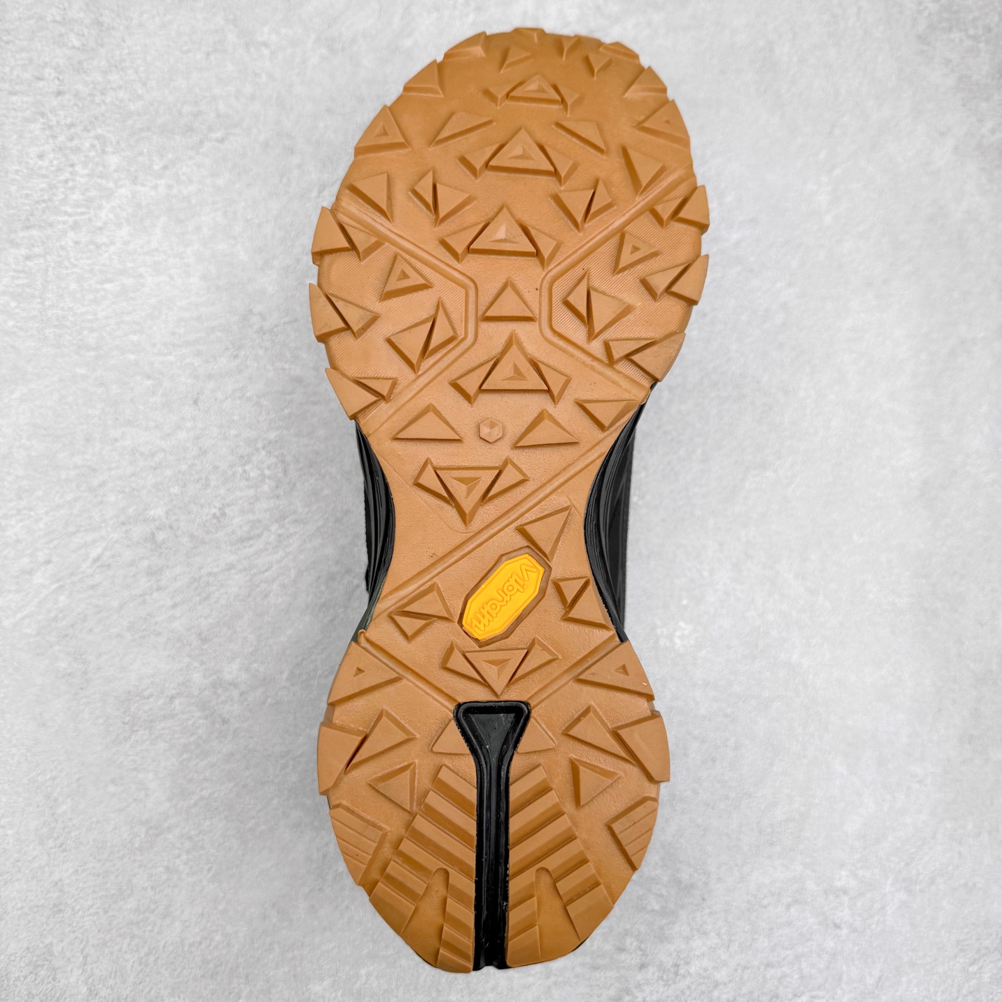 图片[9]-Columbia哥伦比亚男士徒步越野机能跑鞋 鞋面主体部分采用网状薄翼材质中底是大坡王最具特色的山形结构 鞋带采用 旋钮快速穿脱系统 全系列延续 山棱线工业设计设计，鞋面采用OUTDRY™立体轻盈科技鞋面，保持优越性能，透气干爽，从容应对野外多变状况；鞋底使用鞋底采用Vibram Megagrip 大底，抓地耐磨，三角多向奇钉设计易于鞋底异物排出，助你轻松掌控各种野外地形；而FluidFrame™中底稳定系统搭载TECHLITE+™升级轻盈缓震技术，轻软回弹，轻松跨越障碍。 尺码：40-45-选品中心