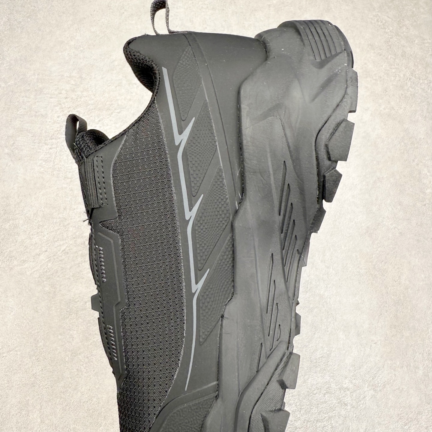 图片[7]-Columbia哥伦比亚男士徒步越野机能跑鞋 鞋面主体部分采用网状薄翼材质中底是大坡王最具特色的山形结构 鞋带采用 旋钮快速穿脱系统 全系列延续 山棱线工业设计设计，鞋面采用OUTDRY™立体轻盈科技鞋面，保持优越性能，透气干爽，从容应对野外多变状况；鞋底使用鞋底采用Vibram Megagrip 大底，抓地耐磨，三角多向奇钉设计易于鞋底异物排出，助你轻松掌控各种野外地形；而FluidFrame™中底稳定系统搭载TECHLITE+™升级轻盈缓震技术，轻软回弹，轻松跨越障碍。 尺码：40-45-选品中心