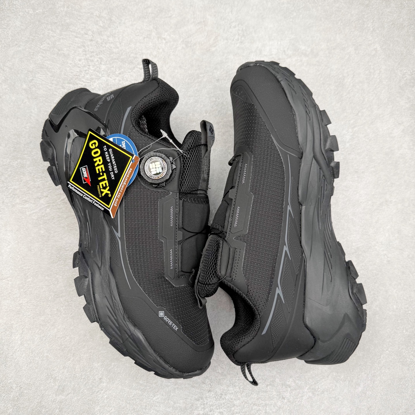 图片[3]-Columbia哥伦比亚男士徒步越野机能跑鞋 鞋面主体部分采用网状薄翼材质中底是大坡王最具特色的山形结构 鞋带采用 旋钮快速穿脱系统 全系列延续 山棱线工业设计设计，鞋面采用OUTDRY™立体轻盈科技鞋面，保持优越性能，透气干爽，从容应对野外多变状况；鞋底使用鞋底采用Vibram Megagrip 大底，抓地耐磨，三角多向奇钉设计易于鞋底异物排出，助你轻松掌控各种野外地形；而FluidFrame™中底稳定系统搭载TECHLITE+™升级轻盈缓震技术，轻软回弹，轻松跨越障碍。 尺码：40-45-选品中心