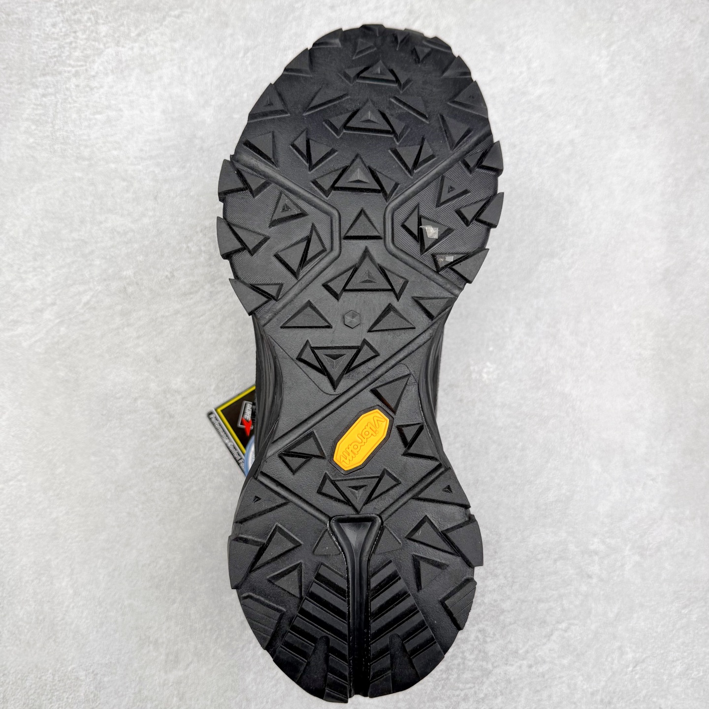 图片[9]-Columbia哥伦比亚男士徒步越野机能跑鞋 鞋面主体部分采用网状薄翼材质中底是大坡王最具特色的山形结构 鞋带采用 旋钮快速穿脱系统 全系列延续 山棱线工业设计设计，鞋面采用OUTDRY™立体轻盈科技鞋面，保持优越性能，透气干爽，从容应对野外多变状况；鞋底使用鞋底采用Vibram Megagrip 大底，抓地耐磨，三角多向奇钉设计易于鞋底异物排出，助你轻松掌控各种野外地形；而FluidFrame™中底稳定系统搭载TECHLITE+™升级轻盈缓震技术，轻软回弹，轻松跨越障碍。 尺码：40-45-选品中心