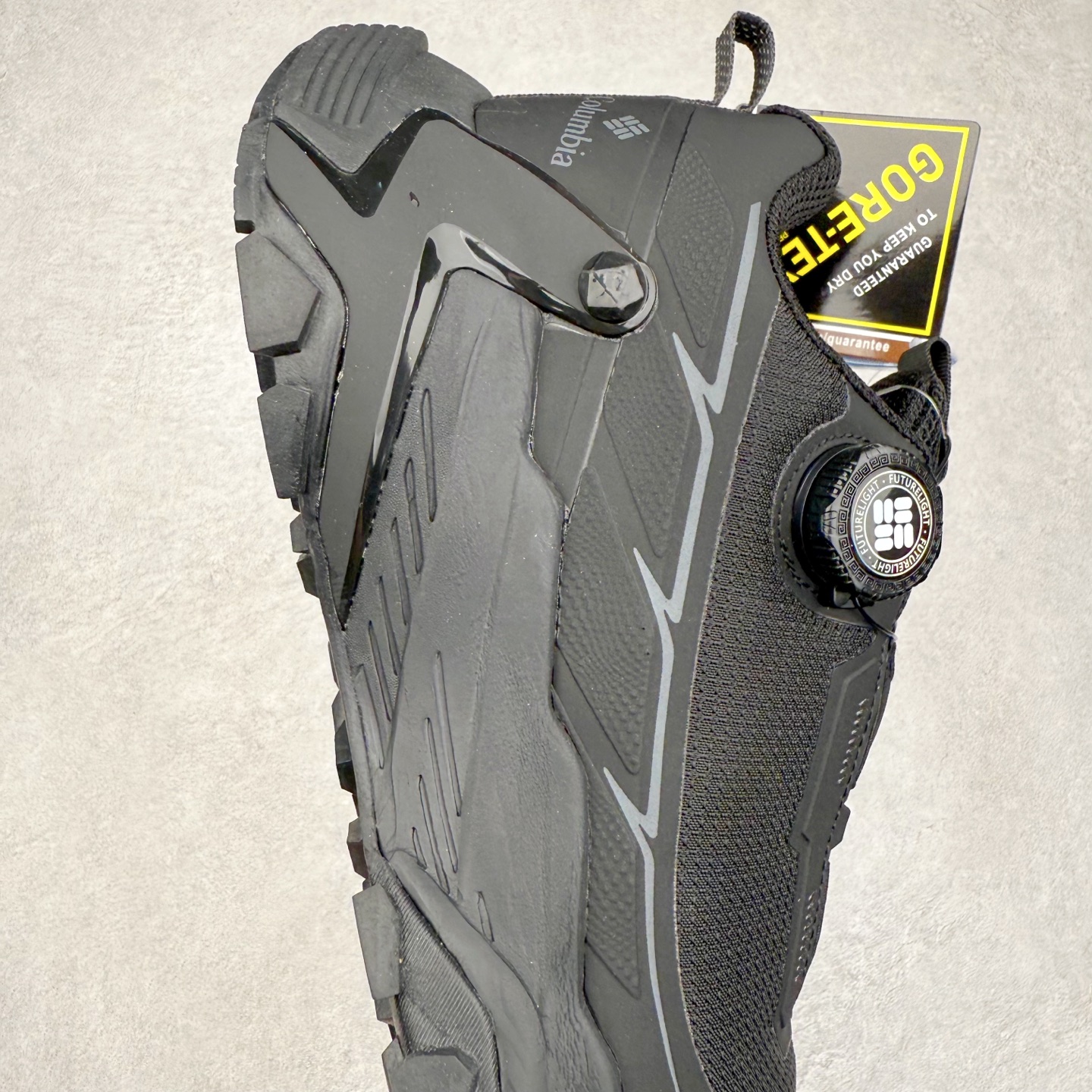 图片[6]-Columbia哥伦比亚男士徒步越野机能跑鞋 鞋面主体部分采用网状薄翼材质中底是大坡王最具特色的山形结构 鞋带采用 旋钮快速穿脱系统 全系列延续 山棱线工业设计设计，鞋面采用OUTDRY™立体轻盈科技鞋面，保持优越性能，透气干爽，从容应对野外多变状况；鞋底使用鞋底采用Vibram Megagrip 大底，抓地耐磨，三角多向奇钉设计易于鞋底异物排出，助你轻松掌控各种野外地形；而FluidFrame™中底稳定系统搭载TECHLITE+™升级轻盈缓震技术，轻软回弹，轻松跨越障碍。 尺码：40-45-选品中心