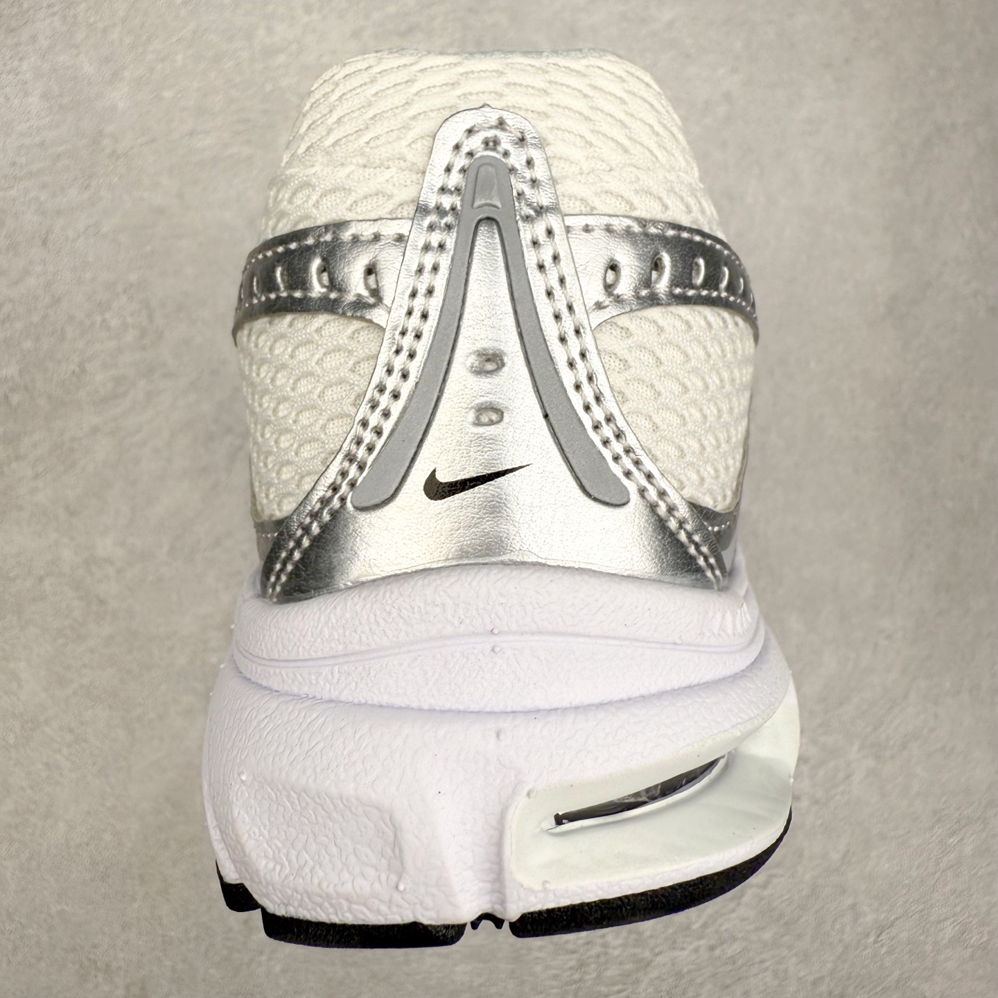 图片[8]-NK Air Max Moto 2K 舒适百搭耐磨 低帮跑步鞋 HQ2056-103 实拍调校N版已经零色差零失真 百分百还原实物色彩所见即所得 不存在货不对板色差等低级问题 选购参考实物拍摄 不混卖不参货 只用心做好货严格选品 承诺混一赔十 尺码：36 36.5 37.5 38 38.5 39 40 40.5 41 42 42.5 43 44 44.5 45-选品中心