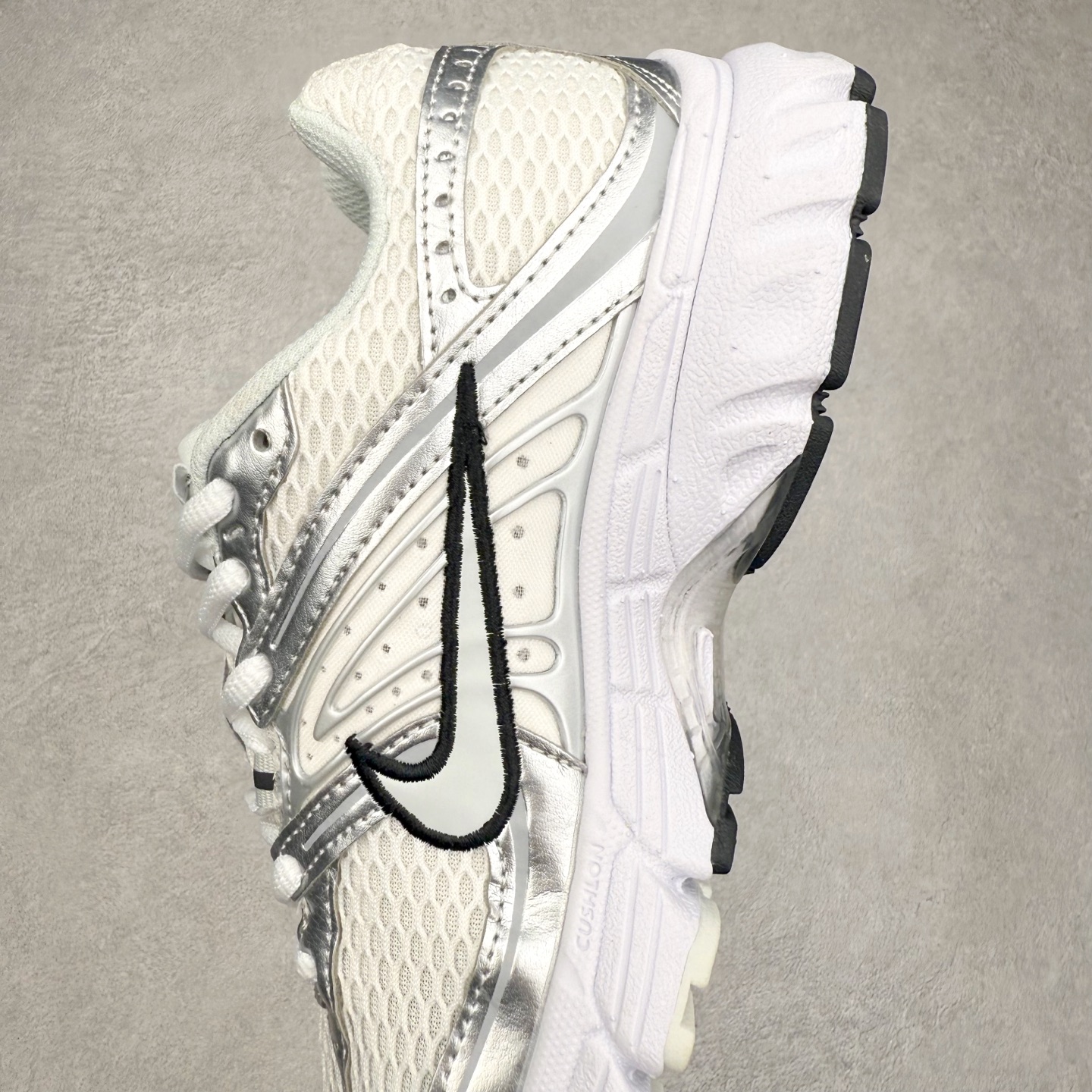 图片[7]-NK Air Max Moto 2K 舒适百搭耐磨 低帮跑步鞋 HQ2056-103 实拍调校N版已经零色差零失真 百分百还原实物色彩所见即所得 不存在货不对板色差等低级问题 选购参考实物拍摄 不混卖不参货 只用心做好货严格选品 承诺混一赔十 尺码：36 36.5 37.5 38 38.5 39 40 40.5 41 42 42.5 43 44 44.5 45-选品中心