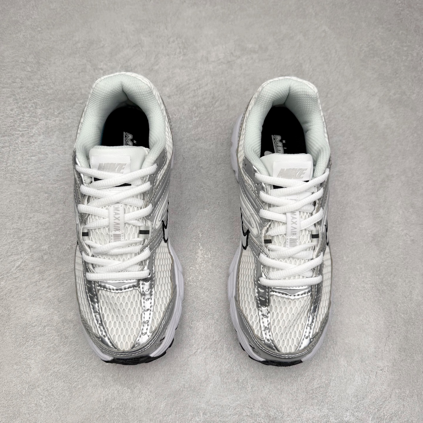 图片[2]-NK Air Max Moto 2K 舒适百搭耐磨 低帮跑步鞋 HQ2056-103 实拍调校N版已经零色差零失真 百分百还原实物色彩所见即所得 不存在货不对板色差等低级问题 选购参考实物拍摄 不混卖不参货 只用心做好货严格选品 承诺混一赔十 尺码：36 36.5 37.5 38 38.5 39 40 40.5 41 42 42.5 43 44 44.5 45-选品中心