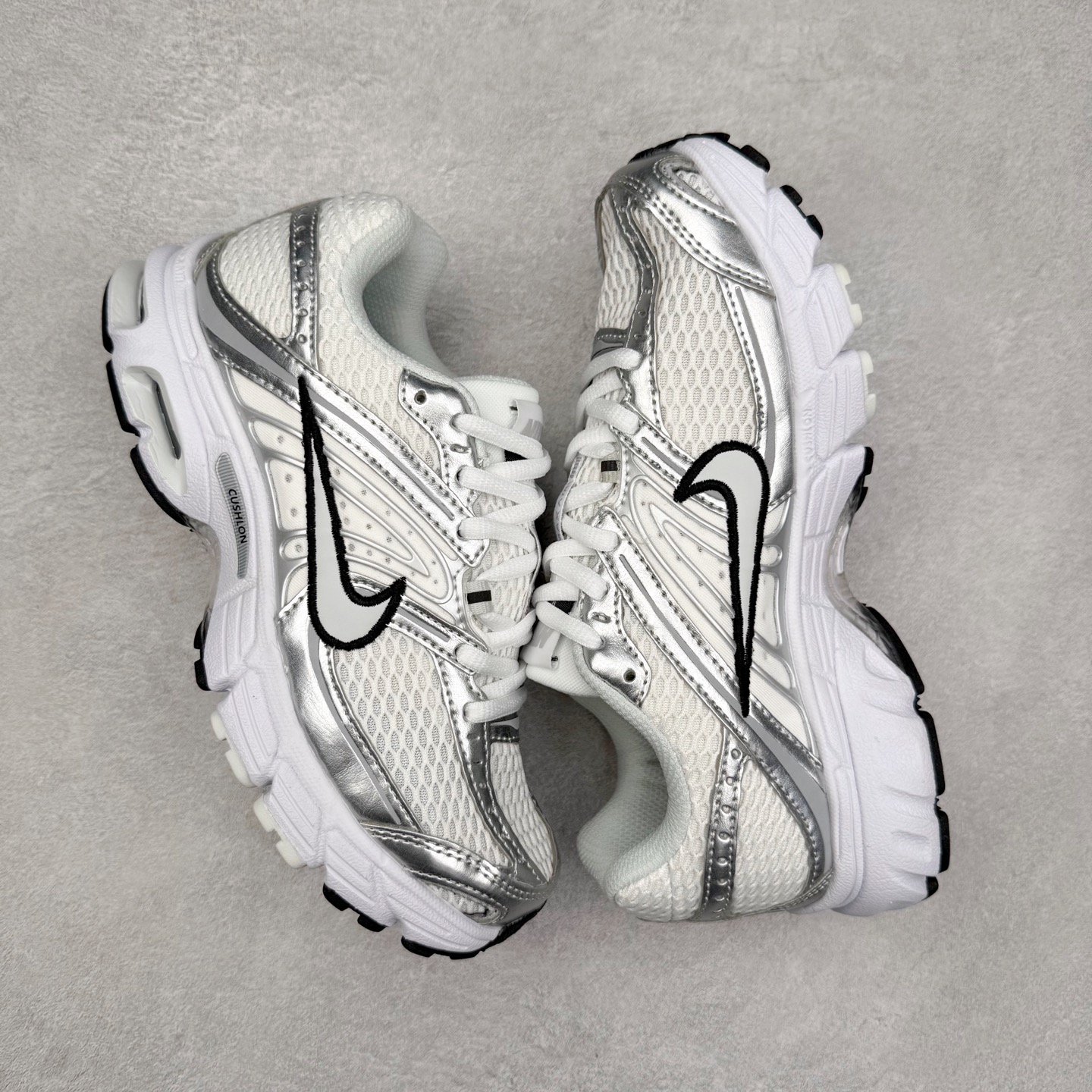 图片[3]-NK Air Max Moto 2K 舒适百搭耐磨 低帮跑步鞋 HQ2056-103 实拍调校N版已经零色差零失真 百分百还原实物色彩所见即所得 不存在货不对板色差等低级问题 选购参考实物拍摄 不混卖不参货 只用心做好货严格选品 承诺混一赔十 尺码：36 36.5 37.5 38 38.5 39 40 40.5 41 42 42.5 43 44 44.5 45-选品中心