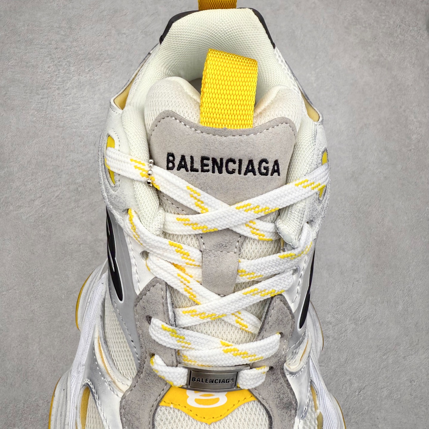 图片[5]-＃福利特价 Balenciaga CARGO Sneaker 巴黎世家十一代圆头系带舒适百搭低帮生活休闲鞋老爹鞋 这款超细纤维和网布工装运动鞋 来自 Balenciaga 2024年夏季系列 其前卫的设计、夸张的体积和反光细节赋予其特别的轮廓 在 2024 夏季系列的秀场上 我们看到了睽违已久的新款运动鞋 Cargo Sneaker 看鞋名便可猜想 延续 3XL 经典设计 这似乎是一双天生为阔腿 Cargo 而生的鞋款 并且它比起 3XL 本就极度夸张的造型更加夸张 拥有更大的鞋底面积以及更为上翘的鞋头 堪称「5XL」外观设计上除了「比大更大」做旧的厚网布鞋面 还有一种经典 Track 鞋款融合 New Balance 9060 中底之即视感 标志性 Sporty B Logo 置于鞋面中间 再加上明显提高的中底厚度 你也不用害怕与3XL难以分辨 尺码：35/46-选品中心