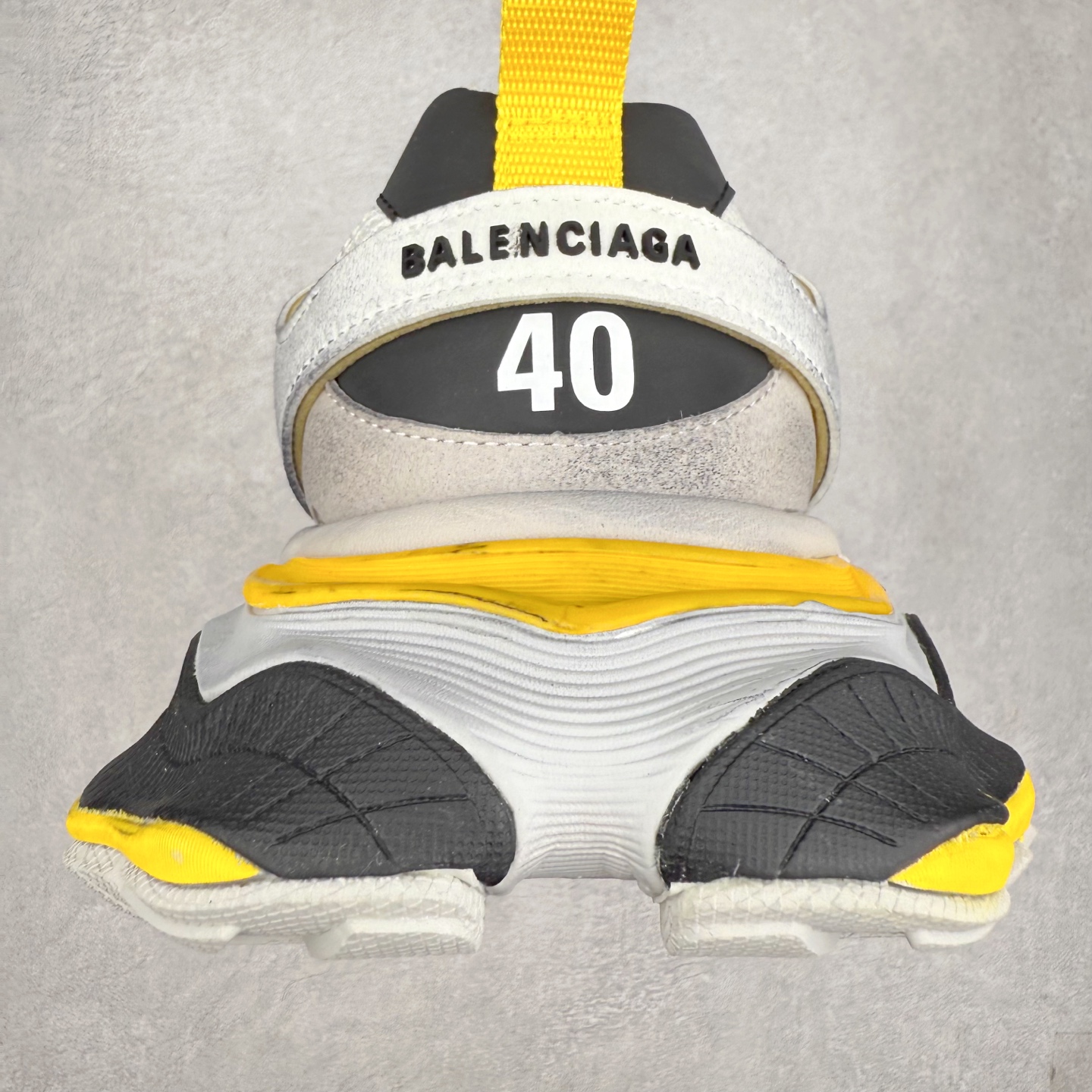 图片[8]-＃福利特价 Balenciaga CARGO Sneaker 巴黎世家十一代圆头系带舒适百搭低帮生活休闲鞋老爹鞋 这款超细纤维和网布工装运动鞋 来自 Balenciaga 2024年夏季系列 其前卫的设计、夸张的体积和反光细节赋予其特别的轮廓 在 2024 夏季系列的秀场上 我们看到了睽违已久的新款运动鞋 Cargo Sneaker 看鞋名便可猜想 延续 3XL 经典设计 这似乎是一双天生为阔腿 Cargo 而生的鞋款 并且它比起 3XL 本就极度夸张的造型更加夸张 拥有更大的鞋底面积以及更为上翘的鞋头 堪称「5XL」外观设计上除了「比大更大」做旧的厚网布鞋面 还有一种经典 Track 鞋款融合 New Balance 9060 中底之即视感 标志性 Sporty B Logo 置于鞋面中间 再加上明显提高的中底厚度 你也不用害怕与3XL难以分辨 尺码：35/46-选品中心