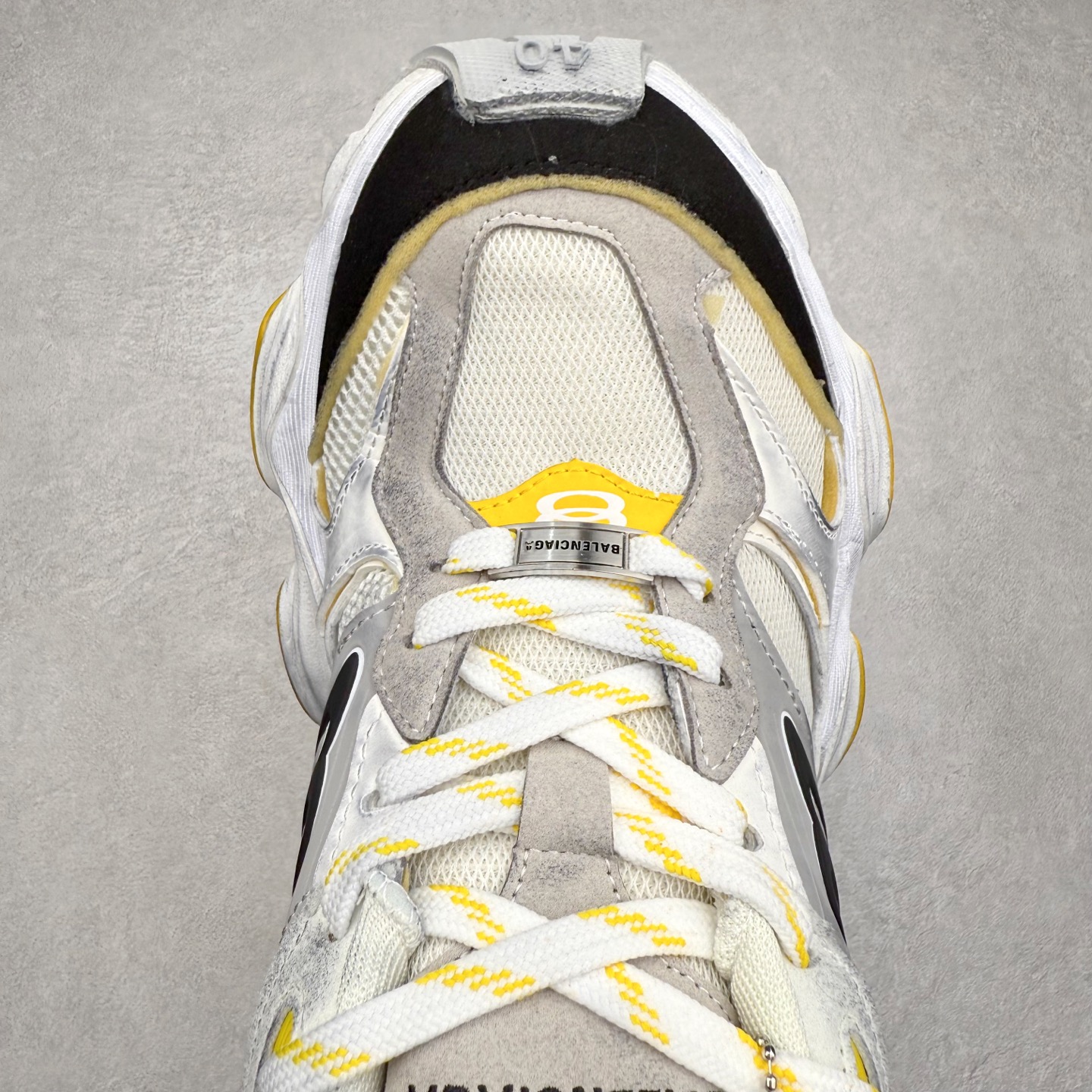 图片[4]-＃福利特价 Balenciaga CARGO Sneaker 巴黎世家十一代圆头系带舒适百搭低帮生活休闲鞋老爹鞋 这款超细纤维和网布工装运动鞋 来自 Balenciaga 2024年夏季系列 其前卫的设计、夸张的体积和反光细节赋予其特别的轮廓 在 2024 夏季系列的秀场上 我们看到了睽违已久的新款运动鞋 Cargo Sneaker 看鞋名便可猜想 延续 3XL 经典设计 这似乎是一双天生为阔腿 Cargo 而生的鞋款 并且它比起 3XL 本就极度夸张的造型更加夸张 拥有更大的鞋底面积以及更为上翘的鞋头 堪称「5XL」外观设计上除了「比大更大」做旧的厚网布鞋面 还有一种经典 Track 鞋款融合 New Balance 9060 中底之即视感 标志性 Sporty B Logo 置于鞋面中间 再加上明显提高的中底厚度 你也不用害怕与3XL难以分辨 尺码：35/46-选品中心