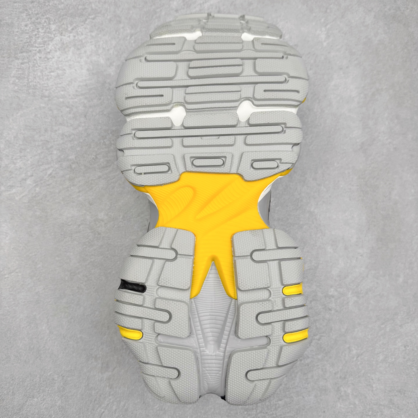 图片[9]-＃福利特价 Balenciaga CARGO Sneaker 巴黎世家十一代圆头系带舒适百搭低帮生活休闲鞋老爹鞋 这款超细纤维和网布工装运动鞋 来自 Balenciaga 2024年夏季系列 其前卫的设计、夸张的体积和反光细节赋予其特别的轮廓 在 2024 夏季系列的秀场上 我们看到了睽违已久的新款运动鞋 Cargo Sneaker 看鞋名便可猜想 延续 3XL 经典设计 这似乎是一双天生为阔腿 Cargo 而生的鞋款 并且它比起 3XL 本就极度夸张的造型更加夸张 拥有更大的鞋底面积以及更为上翘的鞋头 堪称「5XL」外观设计上除了「比大更大」做旧的厚网布鞋面 还有一种经典 Track 鞋款融合 New Balance 9060 中底之即视感 标志性 Sporty B Logo 置于鞋面中间 再加上明显提高的中底厚度 你也不用害怕与3XL难以分辨 尺码：35/46-选品中心