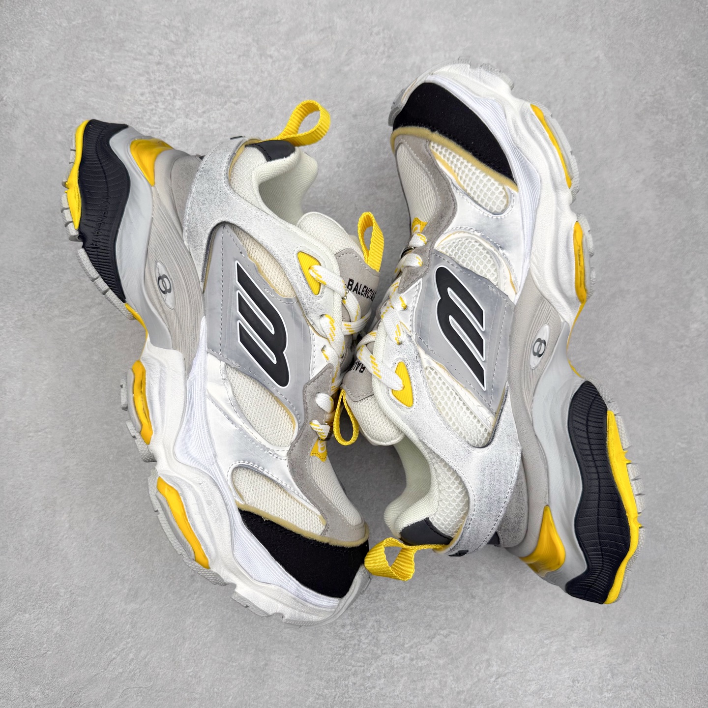 图片[3]-＃福利特价 Balenciaga CARGO Sneaker 巴黎世家十一代圆头系带舒适百搭低帮生活休闲鞋老爹鞋 这款超细纤维和网布工装运动鞋 来自 Balenciaga 2024年夏季系列 其前卫的设计、夸张的体积和反光细节赋予其特别的轮廓 在 2024 夏季系列的秀场上 我们看到了睽违已久的新款运动鞋 Cargo Sneaker 看鞋名便可猜想 延续 3XL 经典设计 这似乎是一双天生为阔腿 Cargo 而生的鞋款 并且它比起 3XL 本就极度夸张的造型更加夸张 拥有更大的鞋底面积以及更为上翘的鞋头 堪称「5XL」外观设计上除了「比大更大」做旧的厚网布鞋面 还有一种经典 Track 鞋款融合 New Balance 9060 中底之即视感 标志性 Sporty B Logo 置于鞋面中间 再加上明显提高的中底厚度 你也不用害怕与3XL难以分辨 尺码：35/46-选品中心