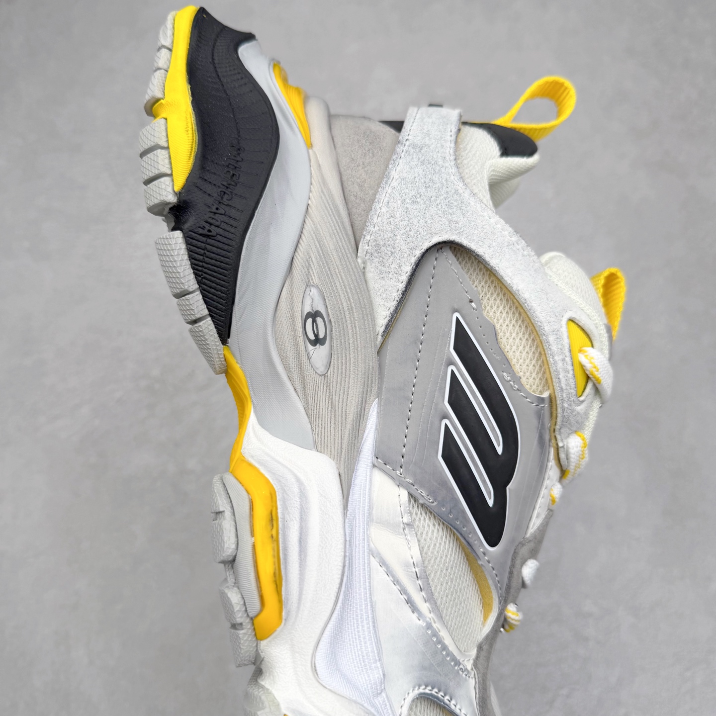 图片[6]-＃福利特价 Balenciaga CARGO Sneaker 巴黎世家十一代圆头系带舒适百搭低帮生活休闲鞋老爹鞋 这款超细纤维和网布工装运动鞋 来自 Balenciaga 2024年夏季系列 其前卫的设计、夸张的体积和反光细节赋予其特别的轮廓 在 2024 夏季系列的秀场上 我们看到了睽违已久的新款运动鞋 Cargo Sneaker 看鞋名便可猜想 延续 3XL 经典设计 这似乎是一双天生为阔腿 Cargo 而生的鞋款 并且它比起 3XL 本就极度夸张的造型更加夸张 拥有更大的鞋底面积以及更为上翘的鞋头 堪称「5XL」外观设计上除了「比大更大」做旧的厚网布鞋面 还有一种经典 Track 鞋款融合 New Balance 9060 中底之即视感 标志性 Sporty B Logo 置于鞋面中间 再加上明显提高的中底厚度 你也不用害怕与3XL难以分辨 尺码：35/46-选品中心