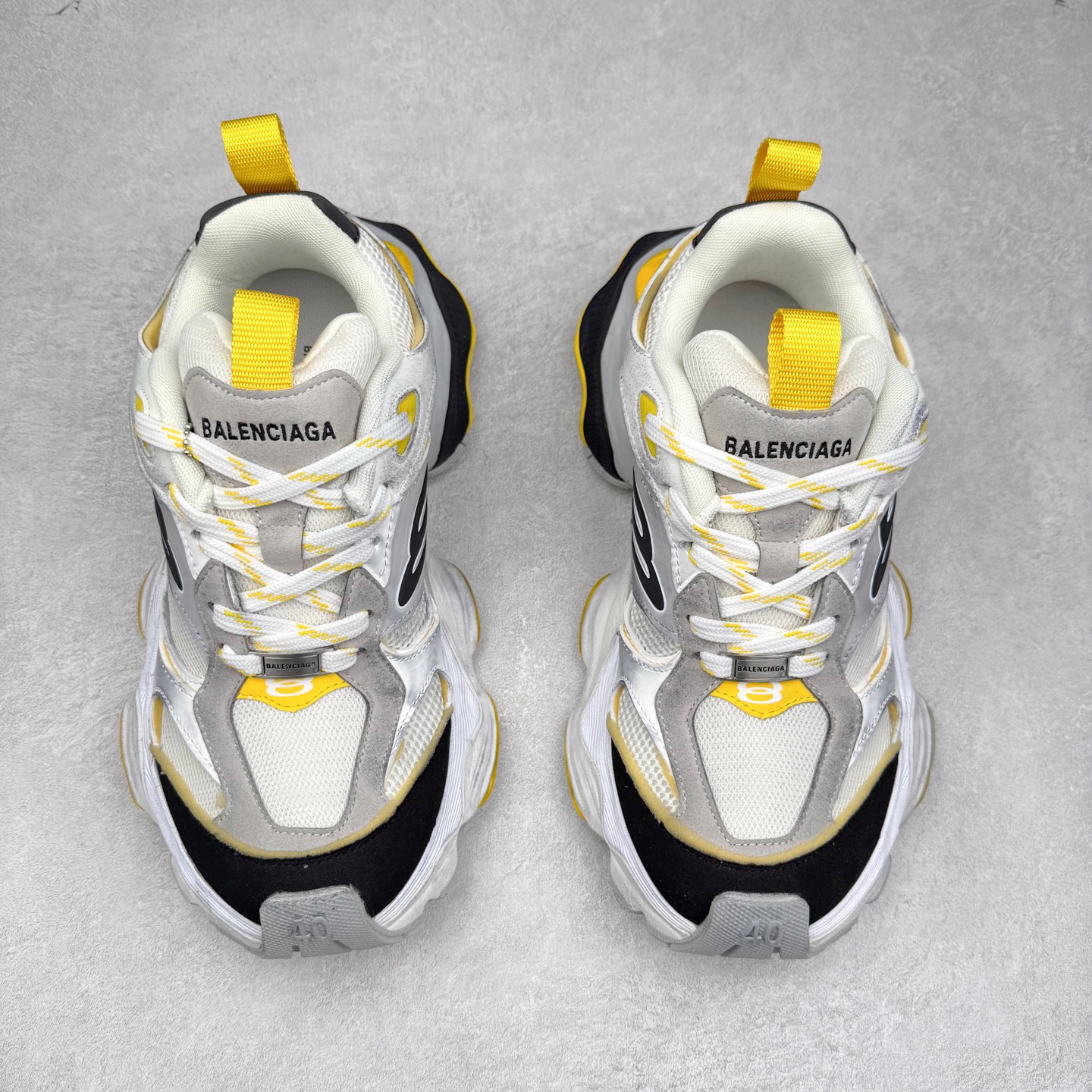 图片[2]-＃福利特价 Balenciaga CARGO Sneaker 巴黎世家十一代圆头系带舒适百搭低帮生活休闲鞋老爹鞋 这款超细纤维和网布工装运动鞋 来自 Balenciaga 2024年夏季系列 其前卫的设计、夸张的体积和反光细节赋予其特别的轮廓 在 2024 夏季系列的秀场上 我们看到了睽违已久的新款运动鞋 Cargo Sneaker 看鞋名便可猜想 延续 3XL 经典设计 这似乎是一双天生为阔腿 Cargo 而生的鞋款 并且它比起 3XL 本就极度夸张的造型更加夸张 拥有更大的鞋底面积以及更为上翘的鞋头 堪称「5XL」外观设计上除了「比大更大」做旧的厚网布鞋面 还有一种经典 Track 鞋款融合 New Balance 9060 中底之即视感 标志性 Sporty B Logo 置于鞋面中间 再加上明显提高的中底厚度 你也不用害怕与3XL难以分辨 尺码：35/46-选品中心