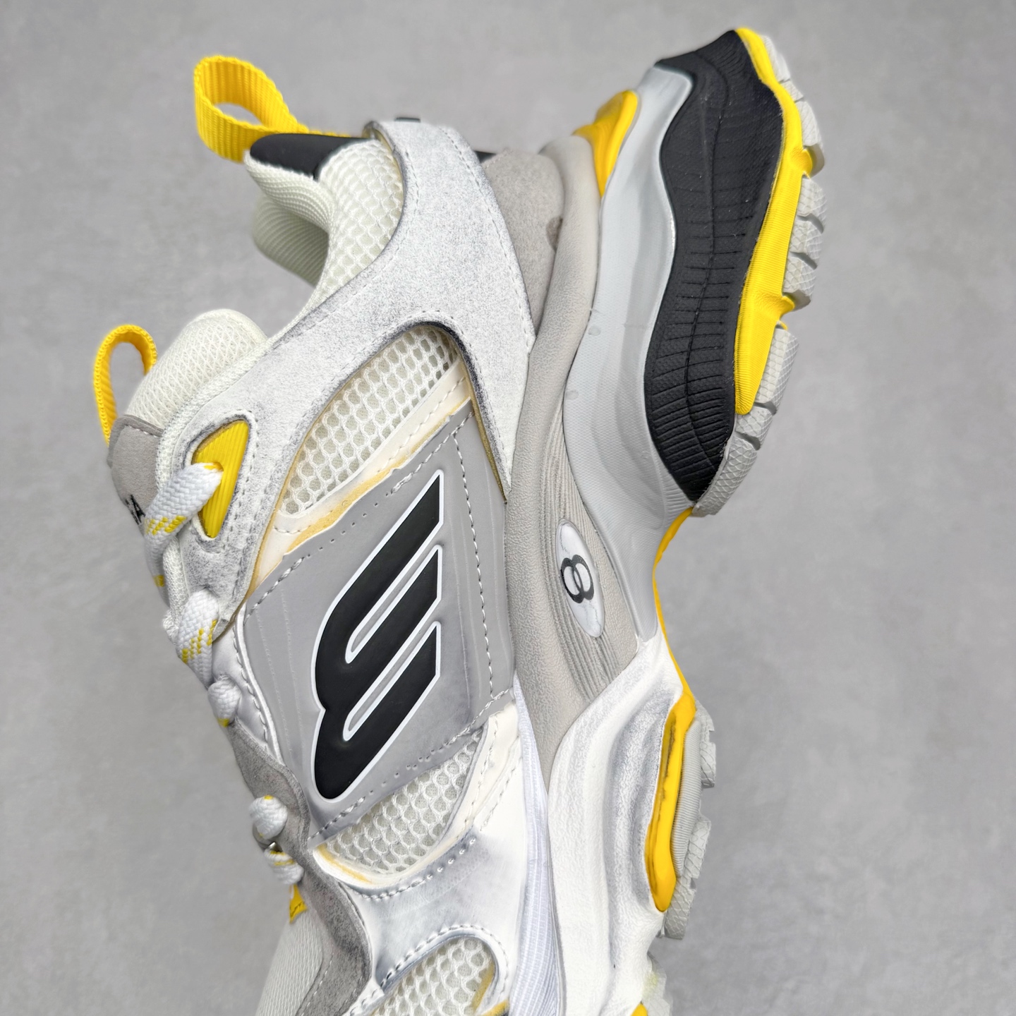 图片[7]-＃福利特价 Balenciaga CARGO Sneaker 巴黎世家十一代圆头系带舒适百搭低帮生活休闲鞋老爹鞋 这款超细纤维和网布工装运动鞋 来自 Balenciaga 2024年夏季系列 其前卫的设计、夸张的体积和反光细节赋予其特别的轮廓 在 2024 夏季系列的秀场上 我们看到了睽违已久的新款运动鞋 Cargo Sneaker 看鞋名便可猜想 延续 3XL 经典设计 这似乎是一双天生为阔腿 Cargo 而生的鞋款 并且它比起 3XL 本就极度夸张的造型更加夸张 拥有更大的鞋底面积以及更为上翘的鞋头 堪称「5XL」外观设计上除了「比大更大」做旧的厚网布鞋面 还有一种经典 Track 鞋款融合 New Balance 9060 中底之即视感 标志性 Sporty B Logo 置于鞋面中间 再加上明显提高的中底厚度 你也不用害怕与3XL难以分辨 尺码：35/46-选品中心