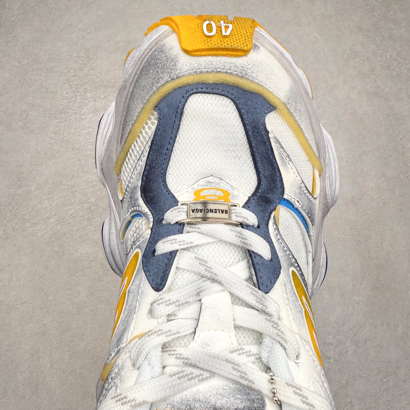 图片[4]-＃福利特价 Balenciaga CARGO Sneaker 巴黎世家十一代圆头系带舒适百搭低帮生活休闲鞋老爹鞋 这款超细纤维和网布工装运动鞋 来自 Balenciaga 2024年夏季系列 其前卫的设计、夸张的体积和反光细节赋予其特别的轮廓 在 2024 夏季系列的秀场上 我们看到了睽违已久的新款运动鞋 Cargo Sneaker 看鞋名便可猜想 延续 3XL 经典设计 这似乎是一双天生为阔腿 Cargo 而生的鞋款 并且它比起 3XL 本就极度夸张的造型更加夸张 拥有更大的鞋底面积以及更为上翘的鞋头 堪称「5XL」外观设计上除了「比大更大」做旧的厚网布鞋面 还有一种经典 Track 鞋款融合 New Balance 9060 中底之即视感 标志性 Sporty B Logo 置于鞋面中间 再加上明显提高的中底厚度 你也不用害怕与3XL难以分辨 尺码：35/46-选品中心