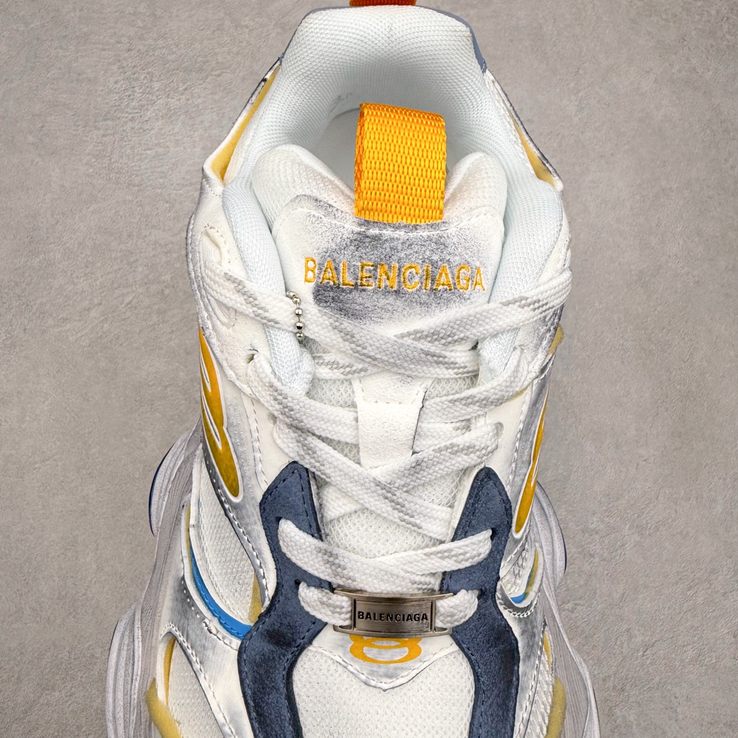 图片[5]-＃福利特价 Balenciaga CARGO Sneaker 巴黎世家十一代圆头系带舒适百搭低帮生活休闲鞋老爹鞋 这款超细纤维和网布工装运动鞋 来自 Balenciaga 2024年夏季系列 其前卫的设计、夸张的体积和反光细节赋予其特别的轮廓 在 2024 夏季系列的秀场上 我们看到了睽违已久的新款运动鞋 Cargo Sneaker 看鞋名便可猜想 延续 3XL 经典设计 这似乎是一双天生为阔腿 Cargo 而生的鞋款 并且它比起 3XL 本就极度夸张的造型更加夸张 拥有更大的鞋底面积以及更为上翘的鞋头 堪称「5XL」外观设计上除了「比大更大」做旧的厚网布鞋面 还有一种经典 Track 鞋款融合 New Balance 9060 中底之即视感 标志性 Sporty B Logo 置于鞋面中间 再加上明显提高的中底厚度 你也不用害怕与3XL难以分辨 尺码：35/46-选品中心