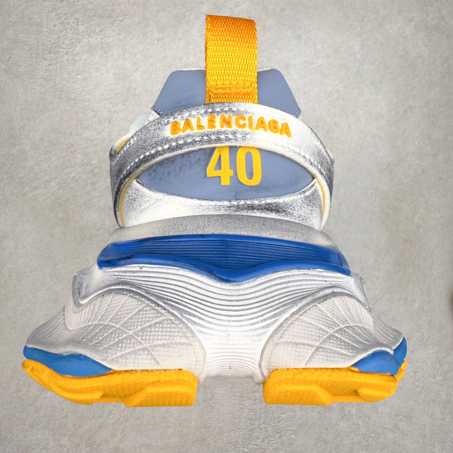 图片[8]-＃福利特价 Balenciaga CARGO Sneaker 巴黎世家十一代圆头系带舒适百搭低帮生活休闲鞋老爹鞋 这款超细纤维和网布工装运动鞋 来自 Balenciaga 2024年夏季系列 其前卫的设计、夸张的体积和反光细节赋予其特别的轮廓 在 2024 夏季系列的秀场上 我们看到了睽违已久的新款运动鞋 Cargo Sneaker 看鞋名便可猜想 延续 3XL 经典设计 这似乎是一双天生为阔腿 Cargo 而生的鞋款 并且它比起 3XL 本就极度夸张的造型更加夸张 拥有更大的鞋底面积以及更为上翘的鞋头 堪称「5XL」外观设计上除了「比大更大」做旧的厚网布鞋面 还有一种经典 Track 鞋款融合 New Balance 9060 中底之即视感 标志性 Sporty B Logo 置于鞋面中间 再加上明显提高的中底厚度 你也不用害怕与3XL难以分辨 尺码：35/46-选品中心