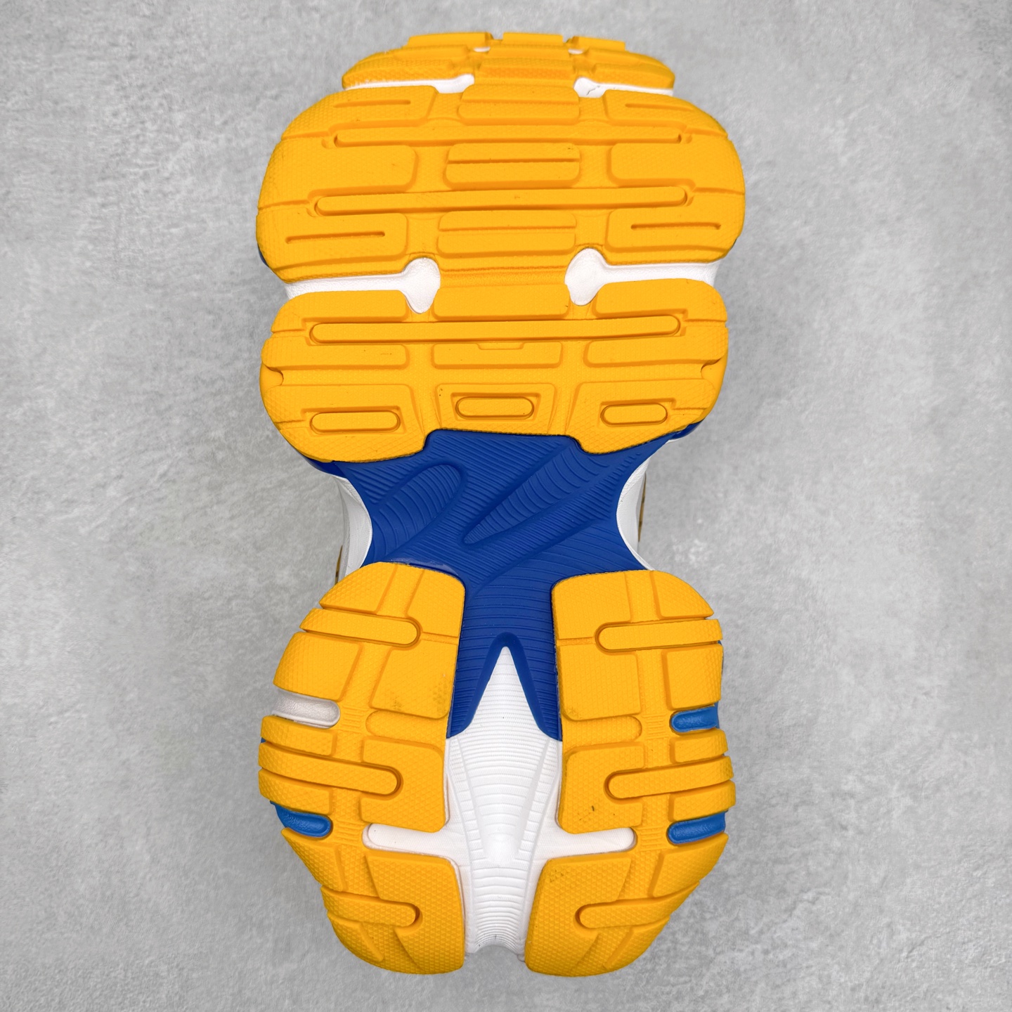 图片[9]-＃福利特价 Balenciaga CARGO Sneaker 巴黎世家十一代圆头系带舒适百搭低帮生活休闲鞋老爹鞋 这款超细纤维和网布工装运动鞋 来自 Balenciaga 2024年夏季系列 其前卫的设计、夸张的体积和反光细节赋予其特别的轮廓 在 2024 夏季系列的秀场上 我们看到了睽违已久的新款运动鞋 Cargo Sneaker 看鞋名便可猜想 延续 3XL 经典设计 这似乎是一双天生为阔腿 Cargo 而生的鞋款 并且它比起 3XL 本就极度夸张的造型更加夸张 拥有更大的鞋底面积以及更为上翘的鞋头 堪称「5XL」外观设计上除了「比大更大」做旧的厚网布鞋面 还有一种经典 Track 鞋款融合 New Balance 9060 中底之即视感 标志性 Sporty B Logo 置于鞋面中间 再加上明显提高的中底厚度 你也不用害怕与3XL难以分辨 尺码：35/46-选品中心