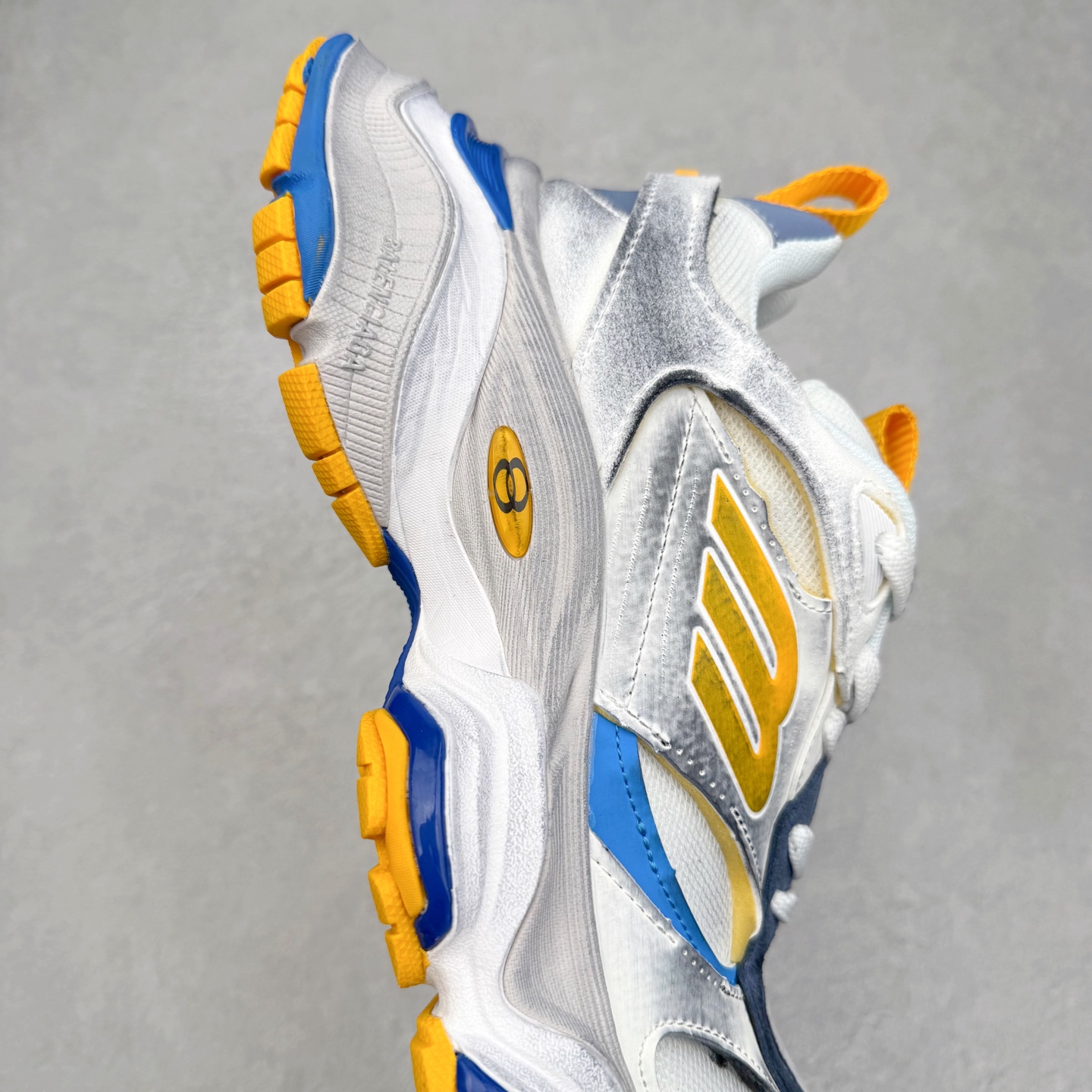 图片[6]-＃福利特价 Balenciaga CARGO Sneaker 巴黎世家十一代圆头系带舒适百搭低帮生活休闲鞋老爹鞋 这款超细纤维和网布工装运动鞋 来自 Balenciaga 2024年夏季系列 其前卫的设计、夸张的体积和反光细节赋予其特别的轮廓 在 2024 夏季系列的秀场上 我们看到了睽违已久的新款运动鞋 Cargo Sneaker 看鞋名便可猜想 延续 3XL 经典设计 这似乎是一双天生为阔腿 Cargo 而生的鞋款 并且它比起 3XL 本就极度夸张的造型更加夸张 拥有更大的鞋底面积以及更为上翘的鞋头 堪称「5XL」外观设计上除了「比大更大」做旧的厚网布鞋面 还有一种经典 Track 鞋款融合 New Balance 9060 中底之即视感 标志性 Sporty B Logo 置于鞋面中间 再加上明显提高的中底厚度 你也不用害怕与3XL难以分辨 尺码：35/46-选品中心