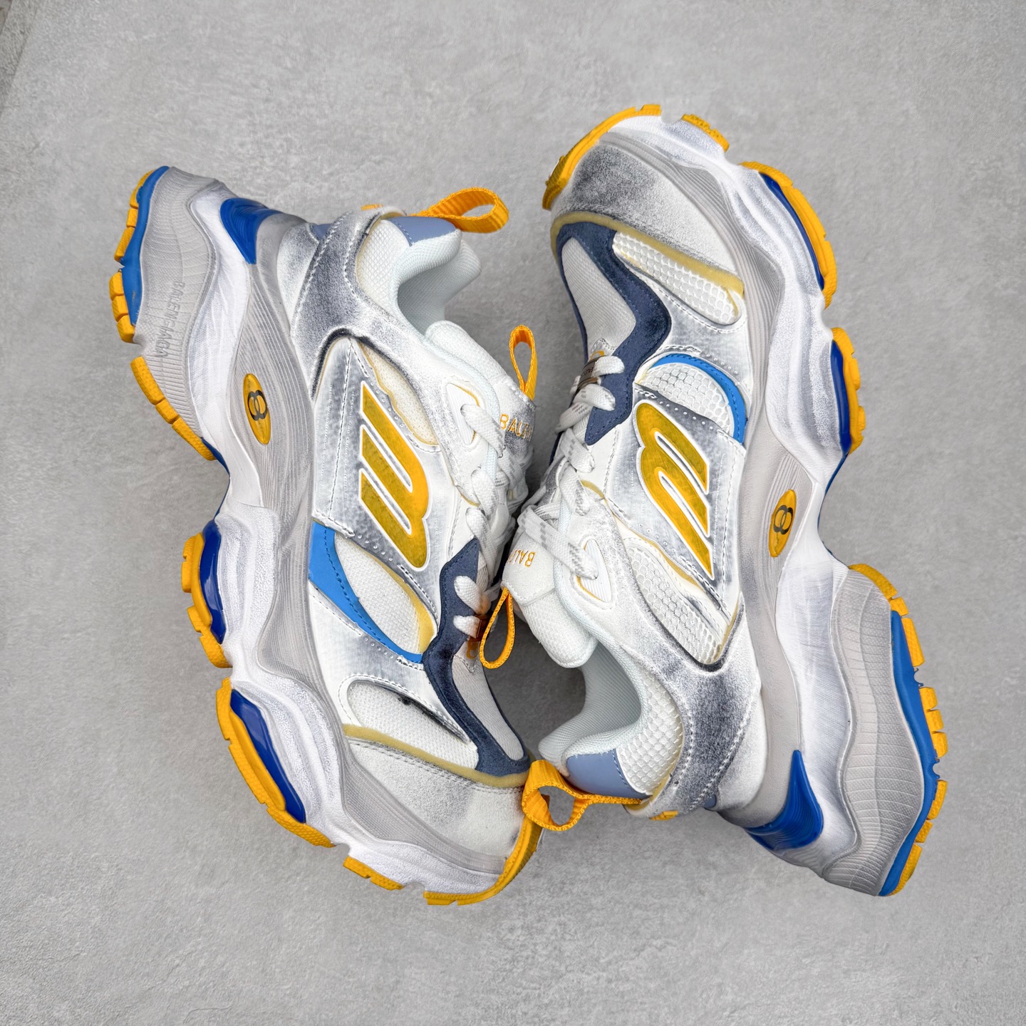 图片[3]-＃福利特价 Balenciaga CARGO Sneaker 巴黎世家十一代圆头系带舒适百搭低帮生活休闲鞋老爹鞋 这款超细纤维和网布工装运动鞋 来自 Balenciaga 2024年夏季系列 其前卫的设计、夸张的体积和反光细节赋予其特别的轮廓 在 2024 夏季系列的秀场上 我们看到了睽违已久的新款运动鞋 Cargo Sneaker 看鞋名便可猜想 延续 3XL 经典设计 这似乎是一双天生为阔腿 Cargo 而生的鞋款 并且它比起 3XL 本就极度夸张的造型更加夸张 拥有更大的鞋底面积以及更为上翘的鞋头 堪称「5XL」外观设计上除了「比大更大」做旧的厚网布鞋面 还有一种经典 Track 鞋款融合 New Balance 9060 中底之即视感 标志性 Sporty B Logo 置于鞋面中间 再加上明显提高的中底厚度 你也不用害怕与3XL难以分辨 尺码：35/46-选品中心