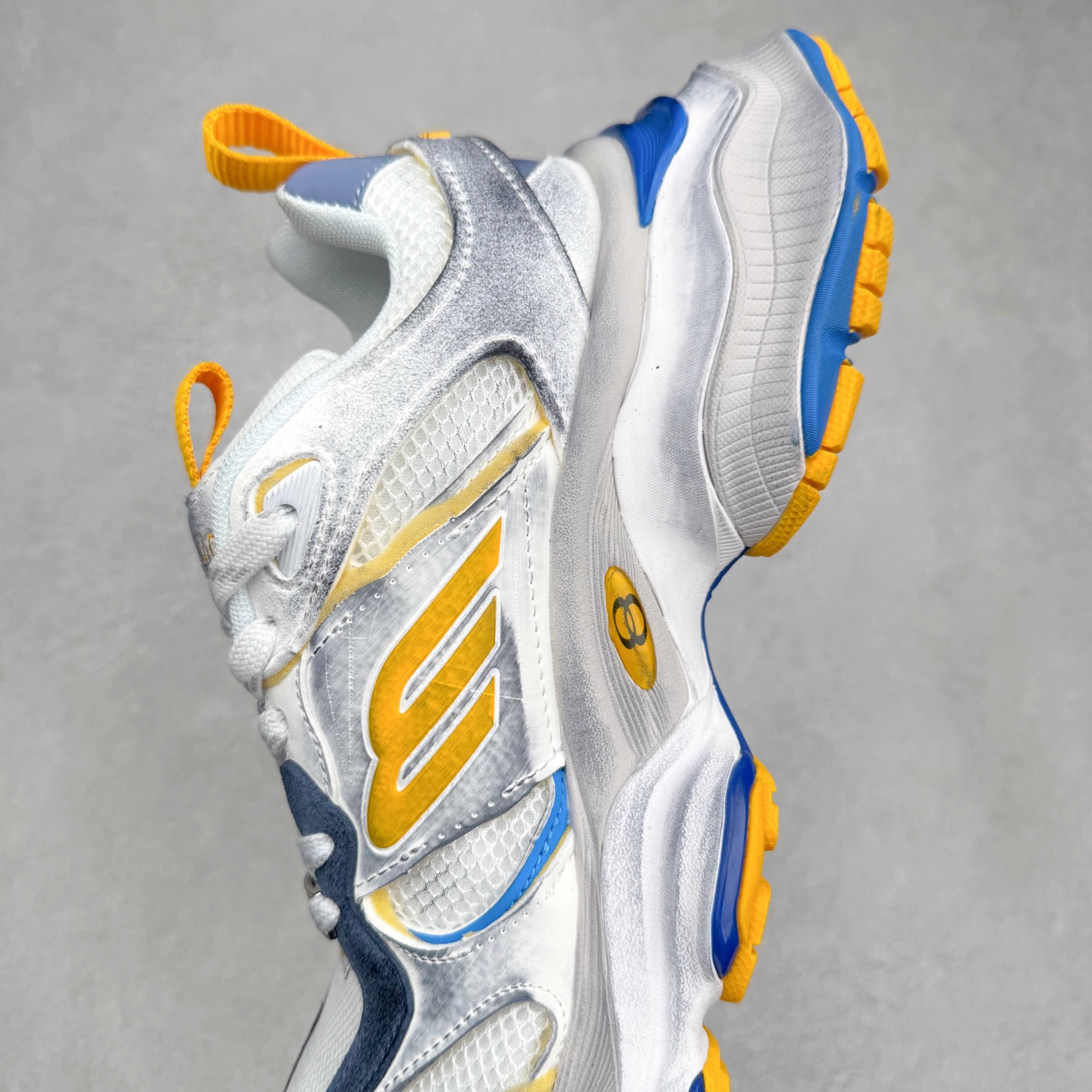 图片[7]-＃福利特价 Balenciaga CARGO Sneaker 巴黎世家十一代圆头系带舒适百搭低帮生活休闲鞋老爹鞋 这款超细纤维和网布工装运动鞋 来自 Balenciaga 2024年夏季系列 其前卫的设计、夸张的体积和反光细节赋予其特别的轮廓 在 2024 夏季系列的秀场上 我们看到了睽违已久的新款运动鞋 Cargo Sneaker 看鞋名便可猜想 延续 3XL 经典设计 这似乎是一双天生为阔腿 Cargo 而生的鞋款 并且它比起 3XL 本就极度夸张的造型更加夸张 拥有更大的鞋底面积以及更为上翘的鞋头 堪称「5XL」外观设计上除了「比大更大」做旧的厚网布鞋面 还有一种经典 Track 鞋款融合 New Balance 9060 中底之即视感 标志性 Sporty B Logo 置于鞋面中间 再加上明显提高的中底厚度 你也不用害怕与3XL难以分辨 尺码：35/46-选品中心