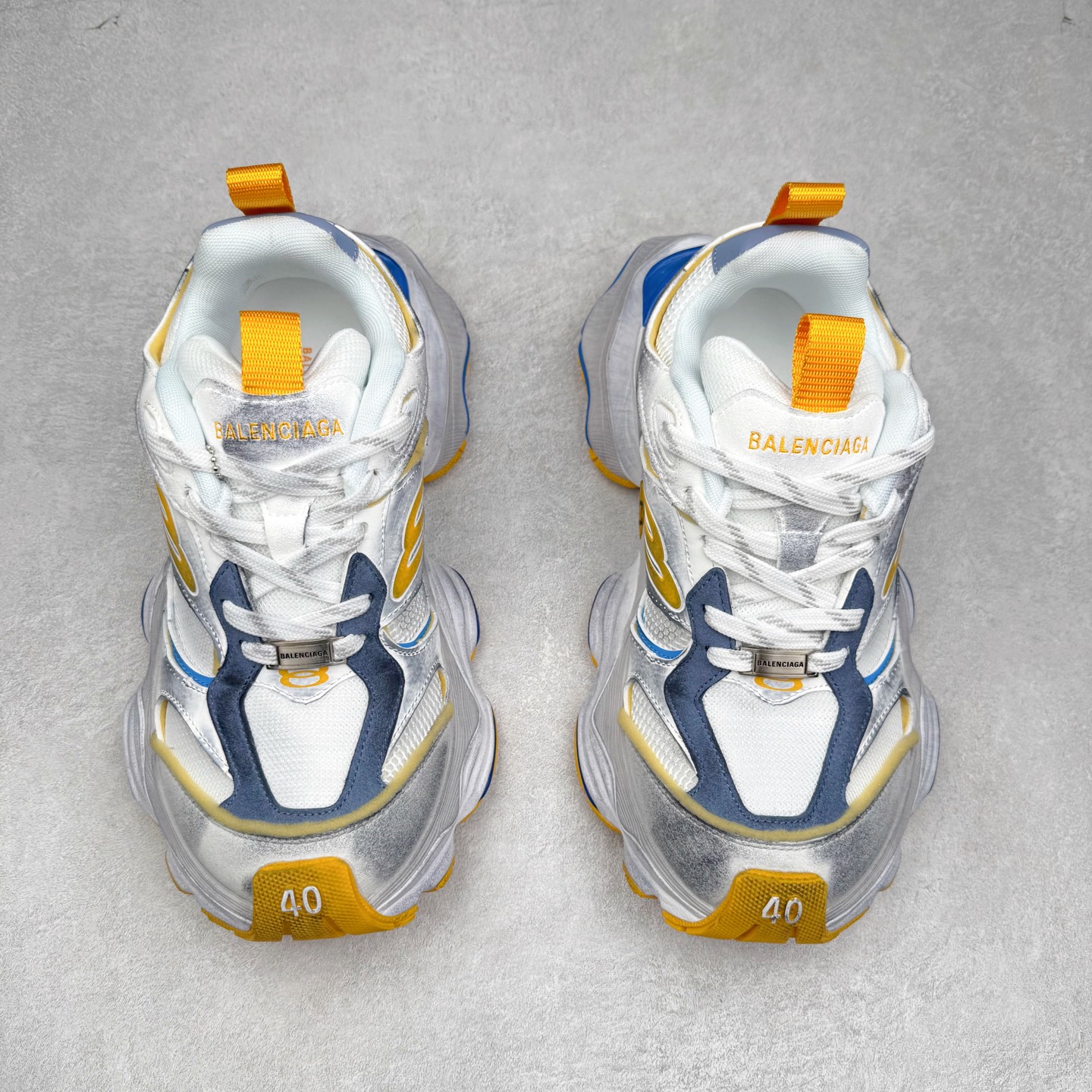 图片[2]-＃福利特价 Balenciaga CARGO Sneaker 巴黎世家十一代圆头系带舒适百搭低帮生活休闲鞋老爹鞋 这款超细纤维和网布工装运动鞋 来自 Balenciaga 2024年夏季系列 其前卫的设计、夸张的体积和反光细节赋予其特别的轮廓 在 2024 夏季系列的秀场上 我们看到了睽违已久的新款运动鞋 Cargo Sneaker 看鞋名便可猜想 延续 3XL 经典设计 这似乎是一双天生为阔腿 Cargo 而生的鞋款 并且它比起 3XL 本就极度夸张的造型更加夸张 拥有更大的鞋底面积以及更为上翘的鞋头 堪称「5XL」外观设计上除了「比大更大」做旧的厚网布鞋面 还有一种经典 Track 鞋款融合 New Balance 9060 中底之即视感 标志性 Sporty B Logo 置于鞋面中间 再加上明显提高的中底厚度 你也不用害怕与3XL难以分辨 尺码：35/46-选品中心