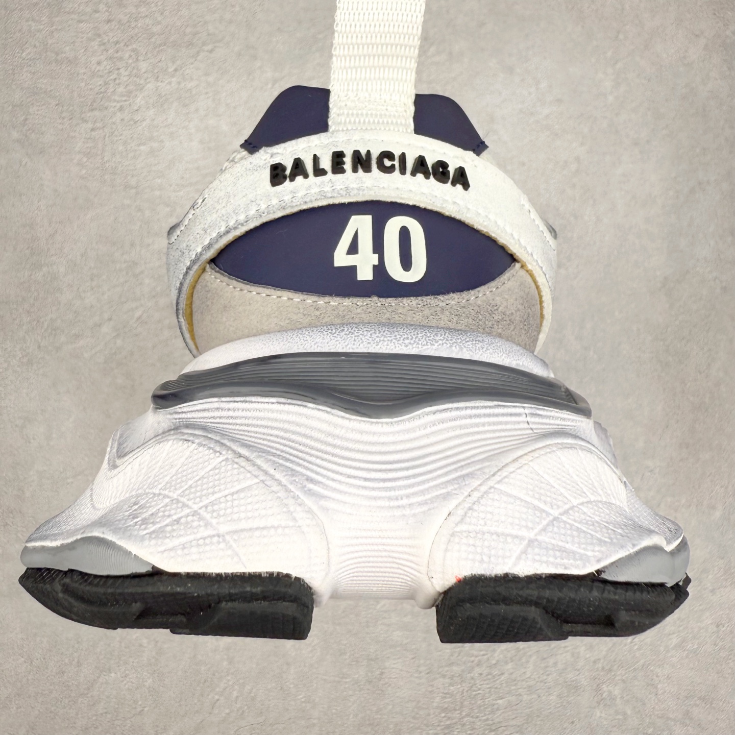 图片[8]-＃福利特价 Balenciaga CARGO Sneaker 巴黎世家十一代圆头系带舒适百搭低帮生活休闲鞋老爹鞋 这款超细纤维和网布工装运动鞋 来自 Balenciaga 2024年夏季系列 其前卫的设计、夸张的体积和反光细节赋予其特别的轮廓 在 2024 夏季系列的秀场上 我们看到了睽违已久的新款运动鞋 Cargo Sneaker 看鞋名便可猜想 延续 3XL 经典设计 这似乎是一双天生为阔腿 Cargo 而生的鞋款 并且它比起 3XL 本就极度夸张的造型更加夸张 拥有更大的鞋底面积以及更为上翘的鞋头 堪称「5XL」外观设计上除了「比大更大」做旧的厚网布鞋面 还有一种经典 Track 鞋款融合 New Balance 9060 中底之即视感 标志性 Sporty B Logo 置于鞋面中间 再加上明显提高的中底厚度 你也不用害怕与3XL难以分辨 尺码：35/46-选品中心