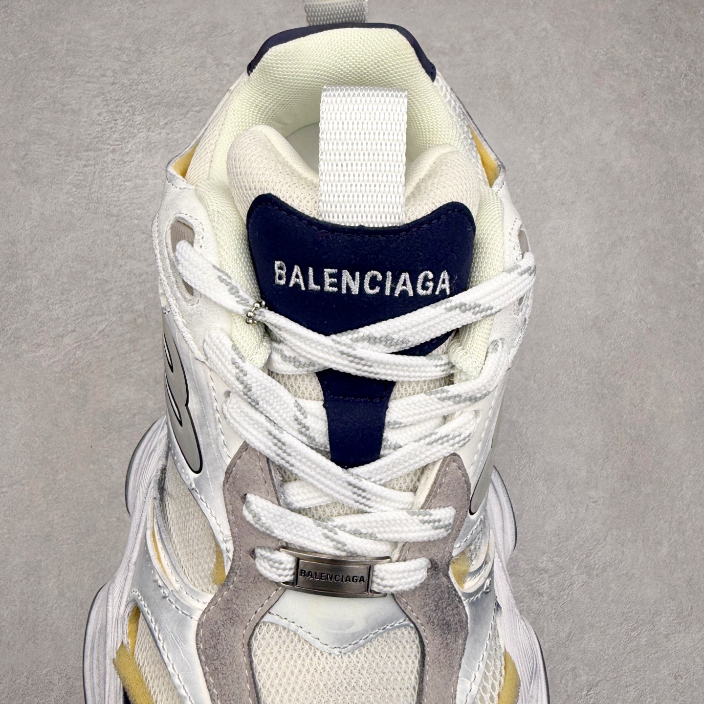 图片[5]-＃福利特价 Balenciaga CARGO Sneaker 巴黎世家十一代圆头系带舒适百搭低帮生活休闲鞋老爹鞋 这款超细纤维和网布工装运动鞋 来自 Balenciaga 2024年夏季系列 其前卫的设计、夸张的体积和反光细节赋予其特别的轮廓 在 2024 夏季系列的秀场上 我们看到了睽违已久的新款运动鞋 Cargo Sneaker 看鞋名便可猜想 延续 3XL 经典设计 这似乎是一双天生为阔腿 Cargo 而生的鞋款 并且它比起 3XL 本就极度夸张的造型更加夸张 拥有更大的鞋底面积以及更为上翘的鞋头 堪称「5XL」外观设计上除了「比大更大」做旧的厚网布鞋面 还有一种经典 Track 鞋款融合 New Balance 9060 中底之即视感 标志性 Sporty B Logo 置于鞋面中间 再加上明显提高的中底厚度 你也不用害怕与3XL难以分辨 尺码：35/46-选品中心
