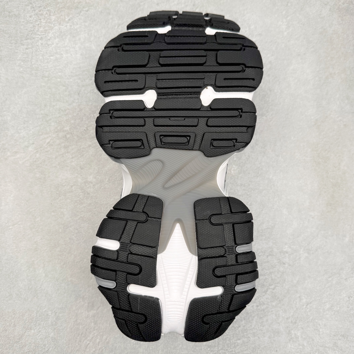 图片[9]-＃福利特价 Balenciaga CARGO Sneaker 巴黎世家十一代圆头系带舒适百搭低帮生活休闲鞋老爹鞋 这款超细纤维和网布工装运动鞋 来自 Balenciaga 2024年夏季系列 其前卫的设计、夸张的体积和反光细节赋予其特别的轮廓 在 2024 夏季系列的秀场上 我们看到了睽违已久的新款运动鞋 Cargo Sneaker 看鞋名便可猜想 延续 3XL 经典设计 这似乎是一双天生为阔腿 Cargo 而生的鞋款 并且它比起 3XL 本就极度夸张的造型更加夸张 拥有更大的鞋底面积以及更为上翘的鞋头 堪称「5XL」外观设计上除了「比大更大」做旧的厚网布鞋面 还有一种经典 Track 鞋款融合 New Balance 9060 中底之即视感 标志性 Sporty B Logo 置于鞋面中间 再加上明显提高的中底厚度 你也不用害怕与3XL难以分辨 尺码：35/46-选品中心