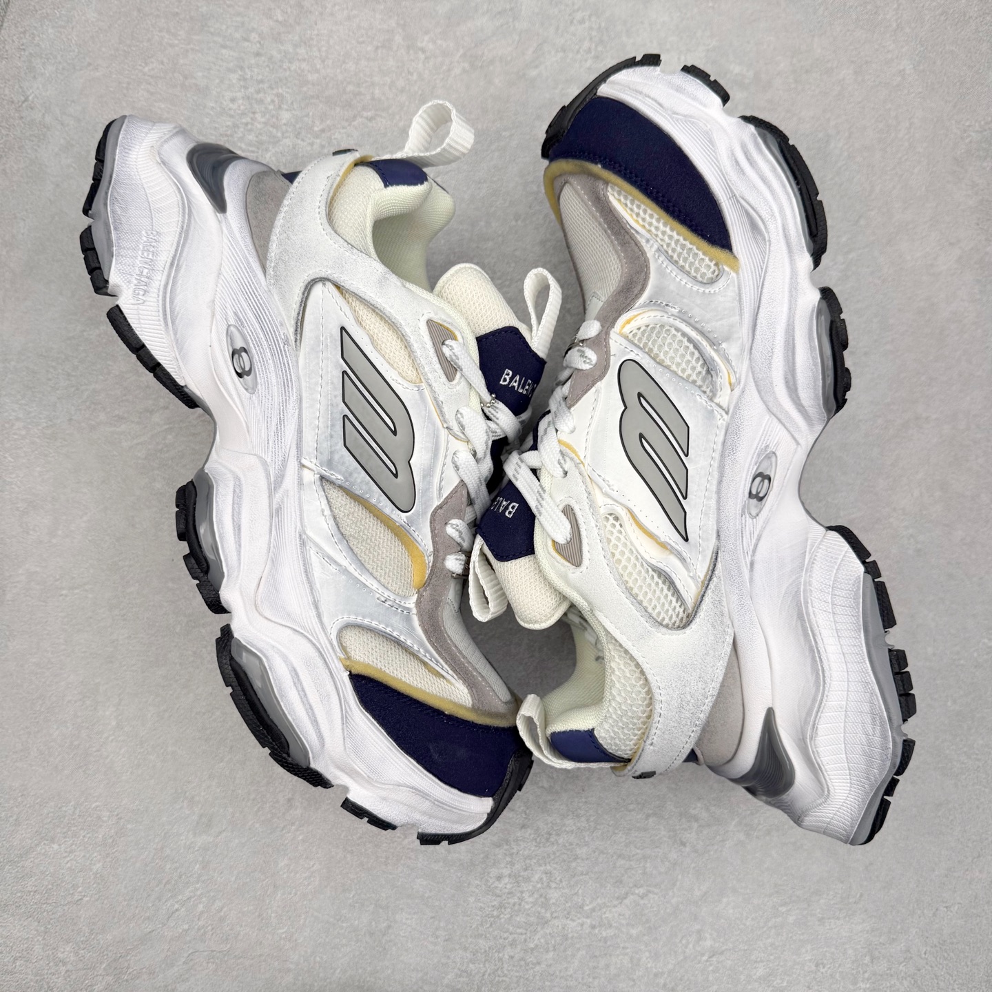 图片[3]-＃福利特价 Balenciaga CARGO Sneaker 巴黎世家十一代圆头系带舒适百搭低帮生活休闲鞋老爹鞋 这款超细纤维和网布工装运动鞋 来自 Balenciaga 2024年夏季系列 其前卫的设计、夸张的体积和反光细节赋予其特别的轮廓 在 2024 夏季系列的秀场上 我们看到了睽违已久的新款运动鞋 Cargo Sneaker 看鞋名便可猜想 延续 3XL 经典设计 这似乎是一双天生为阔腿 Cargo 而生的鞋款 并且它比起 3XL 本就极度夸张的造型更加夸张 拥有更大的鞋底面积以及更为上翘的鞋头 堪称「5XL」外观设计上除了「比大更大」做旧的厚网布鞋面 还有一种经典 Track 鞋款融合 New Balance 9060 中底之即视感 标志性 Sporty B Logo 置于鞋面中间 再加上明显提高的中底厚度 你也不用害怕与3XL难以分辨 尺码：35/46-选品中心