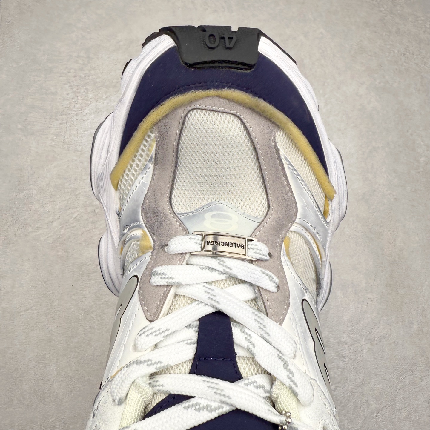 图片[4]-＃福利特价 Balenciaga CARGO Sneaker 巴黎世家十一代圆头系带舒适百搭低帮生活休闲鞋老爹鞋 这款超细纤维和网布工装运动鞋 来自 Balenciaga 2024年夏季系列 其前卫的设计、夸张的体积和反光细节赋予其特别的轮廓 在 2024 夏季系列的秀场上 我们看到了睽违已久的新款运动鞋 Cargo Sneaker 看鞋名便可猜想 延续 3XL 经典设计 这似乎是一双天生为阔腿 Cargo 而生的鞋款 并且它比起 3XL 本就极度夸张的造型更加夸张 拥有更大的鞋底面积以及更为上翘的鞋头 堪称「5XL」外观设计上除了「比大更大」做旧的厚网布鞋面 还有一种经典 Track 鞋款融合 New Balance 9060 中底之即视感 标志性 Sporty B Logo 置于鞋面中间 再加上明显提高的中底厚度 你也不用害怕与3XL难以分辨 尺码：35/46-选品中心