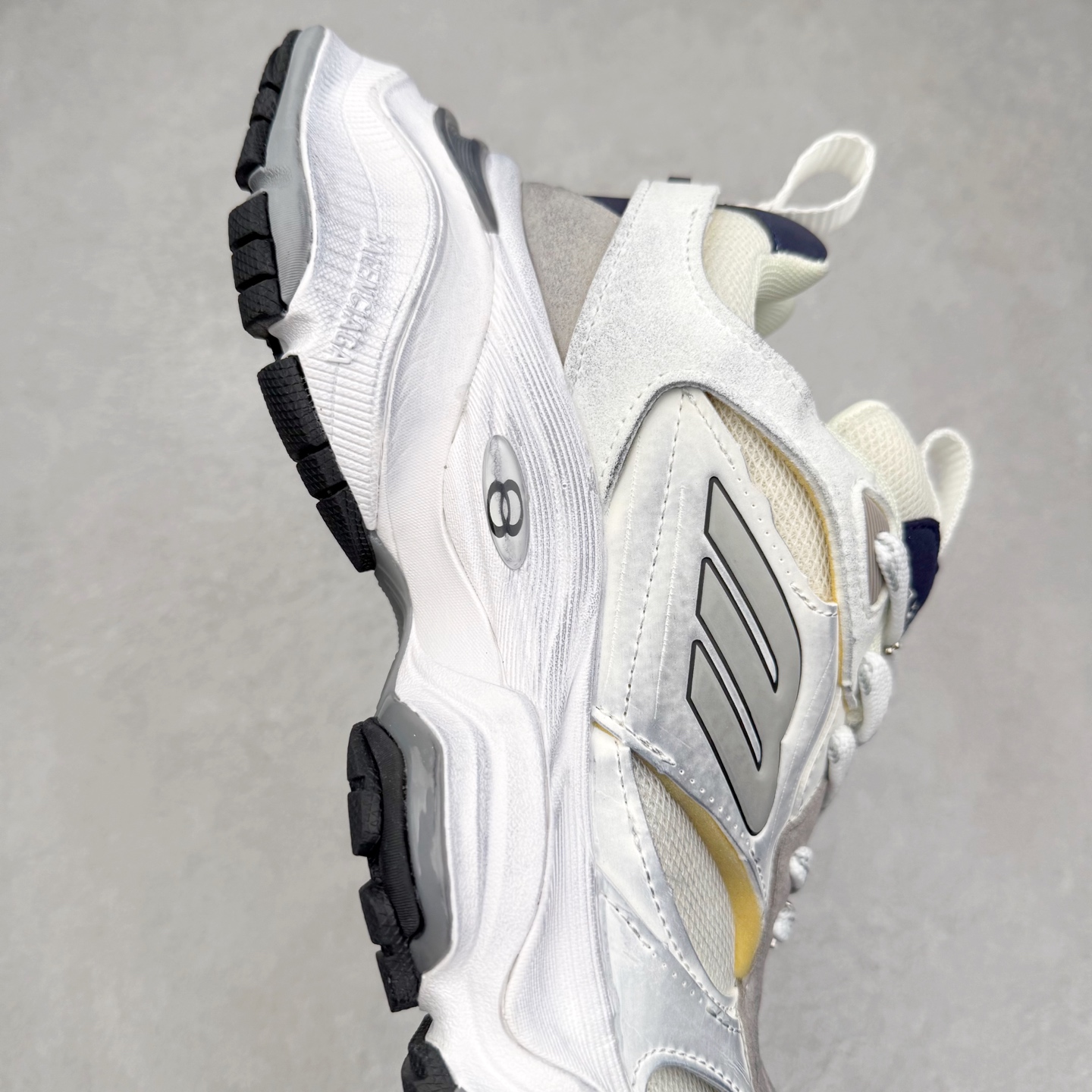 图片[6]-＃福利特价 Balenciaga CARGO Sneaker 巴黎世家十一代圆头系带舒适百搭低帮生活休闲鞋老爹鞋 这款超细纤维和网布工装运动鞋 来自 Balenciaga 2024年夏季系列 其前卫的设计、夸张的体积和反光细节赋予其特别的轮廓 在 2024 夏季系列的秀场上 我们看到了睽违已久的新款运动鞋 Cargo Sneaker 看鞋名便可猜想 延续 3XL 经典设计 这似乎是一双天生为阔腿 Cargo 而生的鞋款 并且它比起 3XL 本就极度夸张的造型更加夸张 拥有更大的鞋底面积以及更为上翘的鞋头 堪称「5XL」外观设计上除了「比大更大」做旧的厚网布鞋面 还有一种经典 Track 鞋款融合 New Balance 9060 中底之即视感 标志性 Sporty B Logo 置于鞋面中间 再加上明显提高的中底厚度 你也不用害怕与3XL难以分辨 尺码：35/46-选品中心