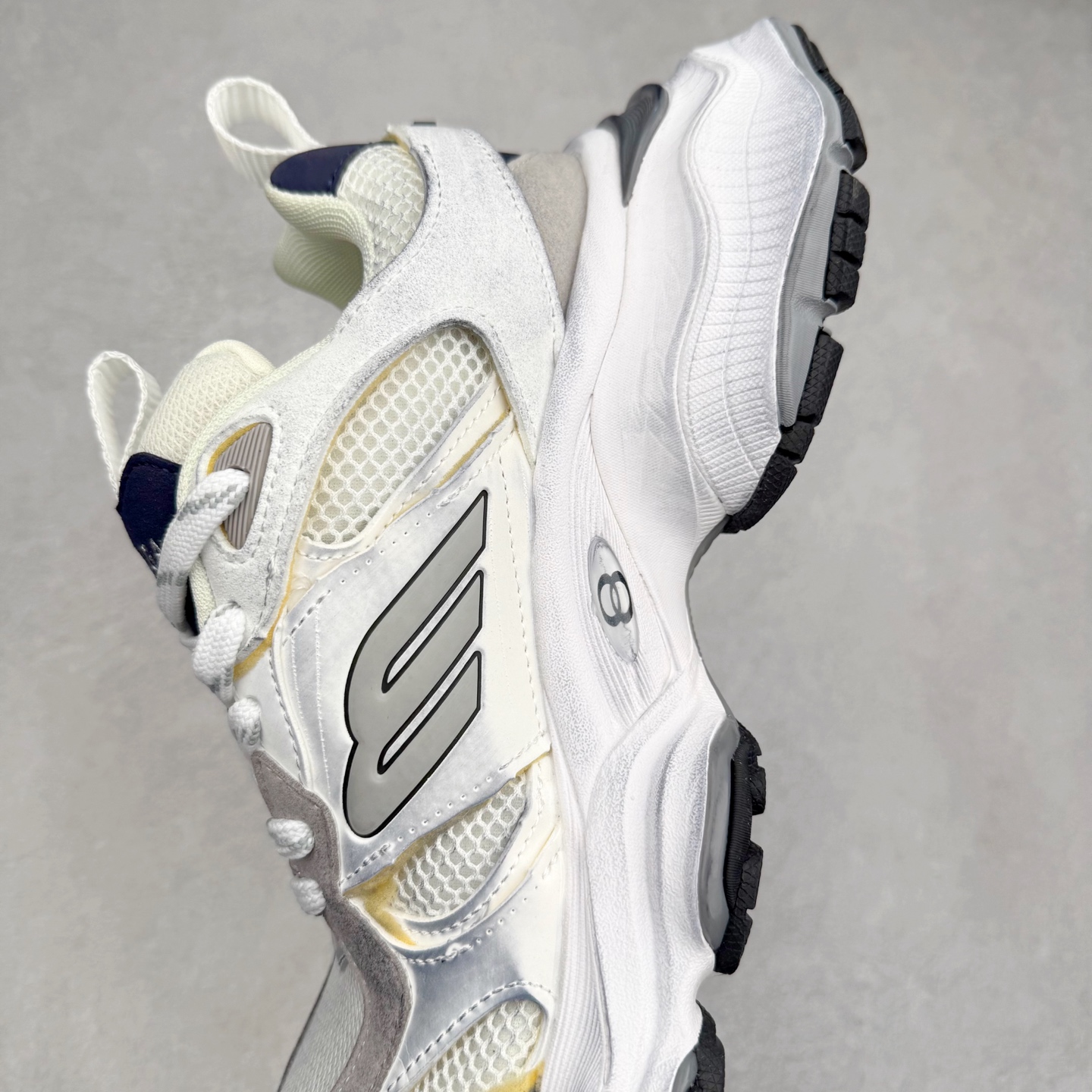 图片[7]-＃福利特价 Balenciaga CARGO Sneaker 巴黎世家十一代圆头系带舒适百搭低帮生活休闲鞋老爹鞋 这款超细纤维和网布工装运动鞋 来自 Balenciaga 2024年夏季系列 其前卫的设计、夸张的体积和反光细节赋予其特别的轮廓 在 2024 夏季系列的秀场上 我们看到了睽违已久的新款运动鞋 Cargo Sneaker 看鞋名便可猜想 延续 3XL 经典设计 这似乎是一双天生为阔腿 Cargo 而生的鞋款 并且它比起 3XL 本就极度夸张的造型更加夸张 拥有更大的鞋底面积以及更为上翘的鞋头 堪称「5XL」外观设计上除了「比大更大」做旧的厚网布鞋面 还有一种经典 Track 鞋款融合 New Balance 9060 中底之即视感 标志性 Sporty B Logo 置于鞋面中间 再加上明显提高的中底厚度 你也不用害怕与3XL难以分辨 尺码：35/46-选品中心