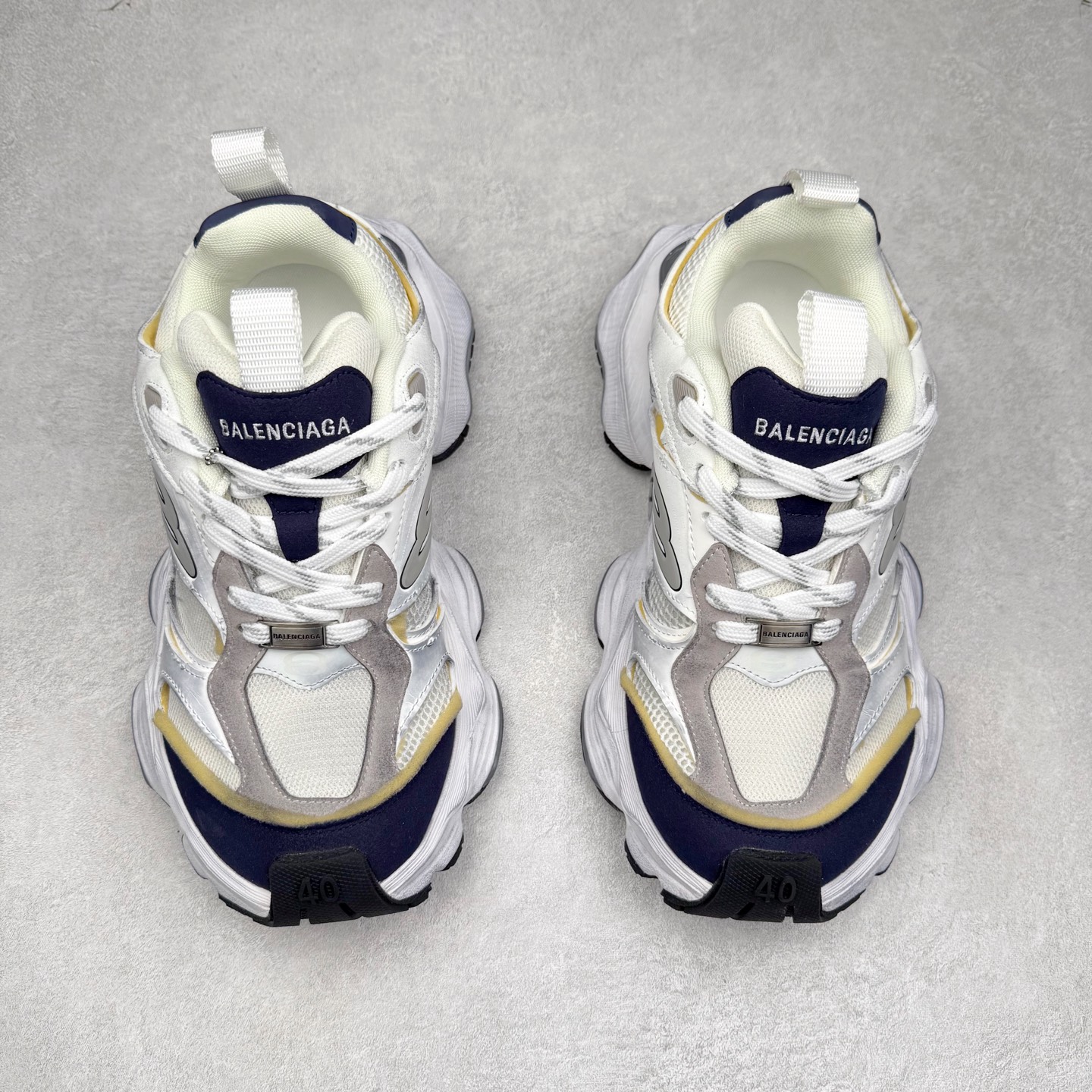 图片[2]-＃福利特价 Balenciaga CARGO Sneaker 巴黎世家十一代圆头系带舒适百搭低帮生活休闲鞋老爹鞋 这款超细纤维和网布工装运动鞋 来自 Balenciaga 2024年夏季系列 其前卫的设计、夸张的体积和反光细节赋予其特别的轮廓 在 2024 夏季系列的秀场上 我们看到了睽违已久的新款运动鞋 Cargo Sneaker 看鞋名便可猜想 延续 3XL 经典设计 这似乎是一双天生为阔腿 Cargo 而生的鞋款 并且它比起 3XL 本就极度夸张的造型更加夸张 拥有更大的鞋底面积以及更为上翘的鞋头 堪称「5XL」外观设计上除了「比大更大」做旧的厚网布鞋面 还有一种经典 Track 鞋款融合 New Balance 9060 中底之即视感 标志性 Sporty B Logo 置于鞋面中间 再加上明显提高的中底厚度 你也不用害怕与3XL难以分辨 尺码：35/46-选品中心