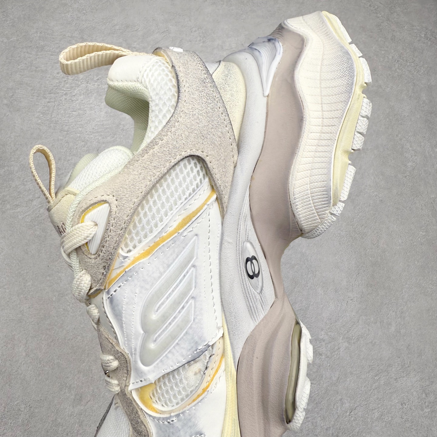 图片[7]-＃福利特价 Balenciaga CARGO Sneaker 巴黎世家十一代圆头系带舒适百搭低帮生活休闲鞋老爹鞋 这款超细纤维和网布工装运动鞋 来自 Balenciaga 2024年夏季系列 其前卫的设计、夸张的体积和反光细节赋予其特别的轮廓 在 2024 夏季系列的秀场上 我们看到了睽违已久的新款运动鞋 Cargo Sneaker 看鞋名便可猜想 延续 3XL 经典设计 这似乎是一双天生为阔腿 Cargo 而生的鞋款 并且它比起 3XL 本就极度夸张的造型更加夸张 拥有更大的鞋底面积以及更为上翘的鞋头 堪称「5XL」外观设计上除了「比大更大」做旧的厚网布鞋面 还有一种经典 Track 鞋款融合 New Balance 9060 中底之即视感 标志性 Sporty B Logo 置于鞋面中间 再加上明显提高的中底厚度 你也不用害怕与3XL难以分辨 尺码：35/46-选品中心