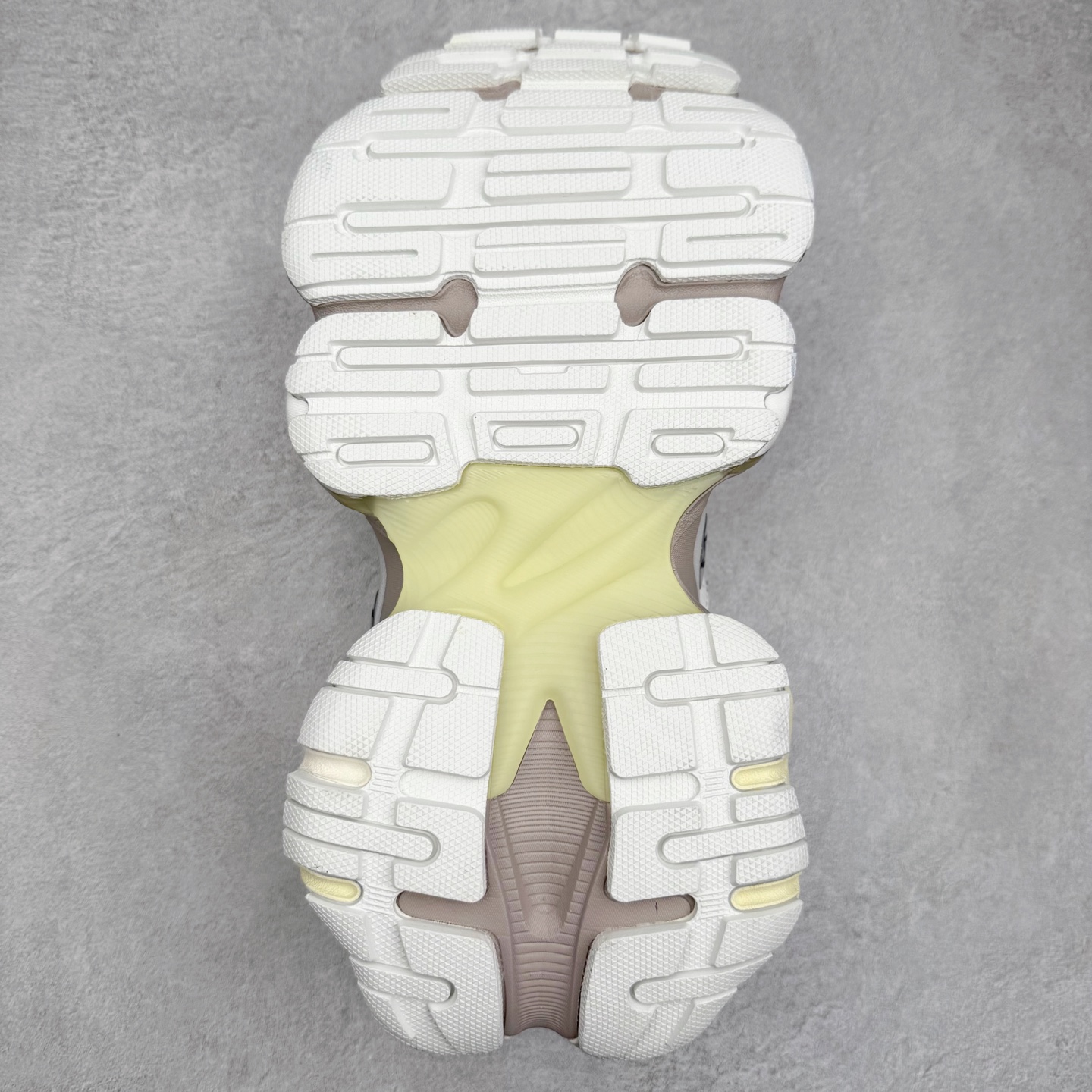 图片[9]-＃福利特价 Balenciaga CARGO Sneaker 巴黎世家十一代圆头系带舒适百搭低帮生活休闲鞋老爹鞋 这款超细纤维和网布工装运动鞋 来自 Balenciaga 2024年夏季系列 其前卫的设计、夸张的体积和反光细节赋予其特别的轮廓 在 2024 夏季系列的秀场上 我们看到了睽违已久的新款运动鞋 Cargo Sneaker 看鞋名便可猜想 延续 3XL 经典设计 这似乎是一双天生为阔腿 Cargo 而生的鞋款 并且它比起 3XL 本就极度夸张的造型更加夸张 拥有更大的鞋底面积以及更为上翘的鞋头 堪称「5XL」外观设计上除了「比大更大」做旧的厚网布鞋面 还有一种经典 Track 鞋款融合 New Balance 9060 中底之即视感 标志性 Sporty B Logo 置于鞋面中间 再加上明显提高的中底厚度 你也不用害怕与3XL难以分辨 尺码：35/46-选品中心