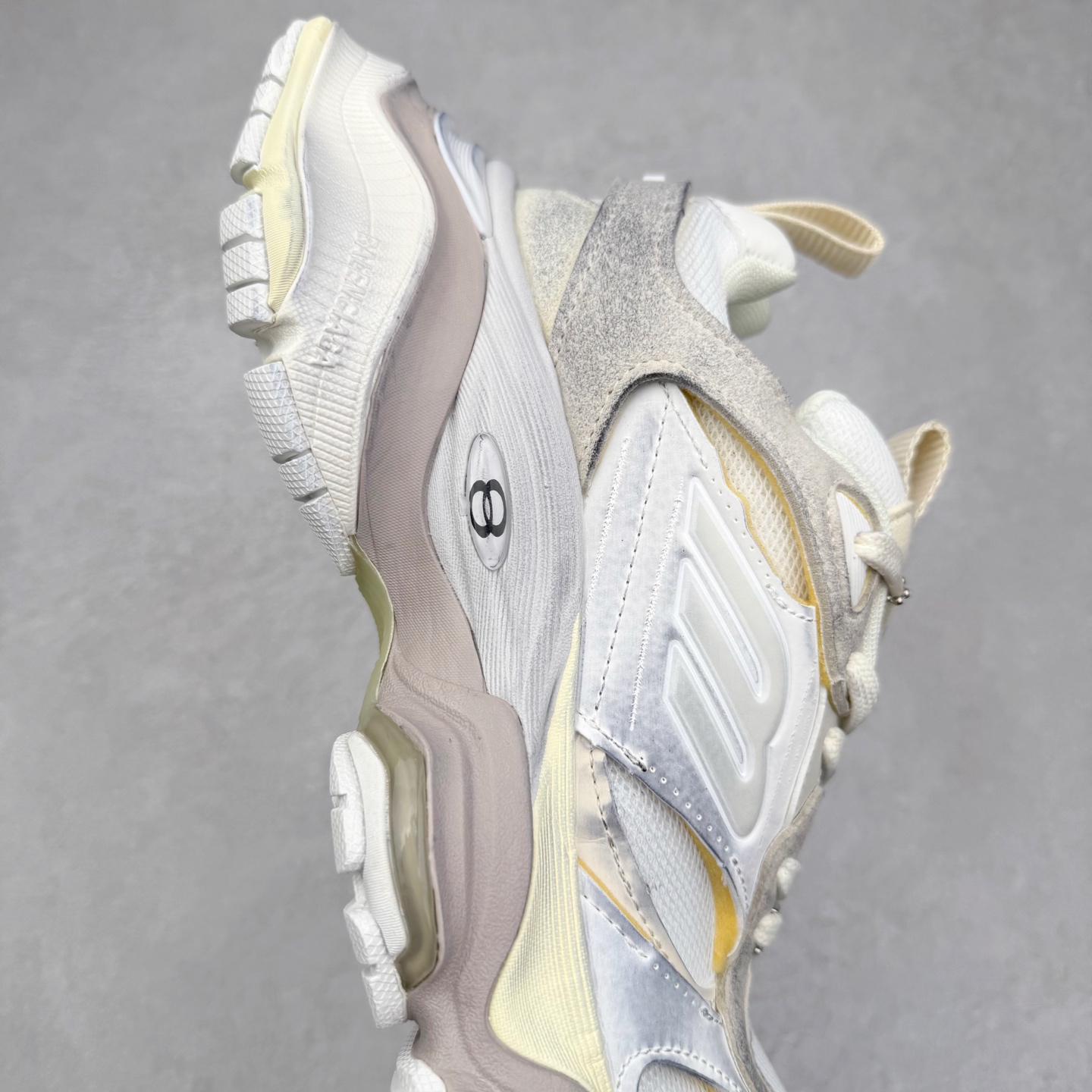 图片[6]-＃福利特价 Balenciaga CARGO Sneaker 巴黎世家十一代圆头系带舒适百搭低帮生活休闲鞋老爹鞋 这款超细纤维和网布工装运动鞋 来自 Balenciaga 2024年夏季系列 其前卫的设计、夸张的体积和反光细节赋予其特别的轮廓 在 2024 夏季系列的秀场上 我们看到了睽违已久的新款运动鞋 Cargo Sneaker 看鞋名便可猜想 延续 3XL 经典设计 这似乎是一双天生为阔腿 Cargo 而生的鞋款 并且它比起 3XL 本就极度夸张的造型更加夸张 拥有更大的鞋底面积以及更为上翘的鞋头 堪称「5XL」外观设计上除了「比大更大」做旧的厚网布鞋面 还有一种经典 Track 鞋款融合 New Balance 9060 中底之即视感 标志性 Sporty B Logo 置于鞋面中间 再加上明显提高的中底厚度 你也不用害怕与3XL难以分辨 尺码：35/46-选品中心