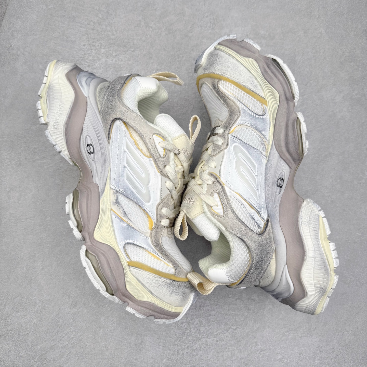 图片[3]-＃福利特价 Balenciaga CARGO Sneaker 巴黎世家十一代圆头系带舒适百搭低帮生活休闲鞋老爹鞋 这款超细纤维和网布工装运动鞋 来自 Balenciaga 2024年夏季系列 其前卫的设计、夸张的体积和反光细节赋予其特别的轮廓 在 2024 夏季系列的秀场上 我们看到了睽违已久的新款运动鞋 Cargo Sneaker 看鞋名便可猜想 延续 3XL 经典设计 这似乎是一双天生为阔腿 Cargo 而生的鞋款 并且它比起 3XL 本就极度夸张的造型更加夸张 拥有更大的鞋底面积以及更为上翘的鞋头 堪称「5XL」外观设计上除了「比大更大」做旧的厚网布鞋面 还有一种经典 Track 鞋款融合 New Balance 9060 中底之即视感 标志性 Sporty B Logo 置于鞋面中间 再加上明显提高的中底厚度 你也不用害怕与3XL难以分辨 尺码：35/46-选品中心