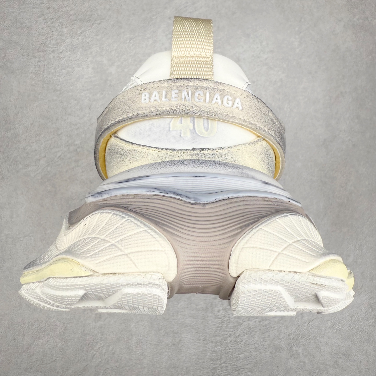 图片[8]-＃福利特价 Balenciaga CARGO Sneaker 巴黎世家十一代圆头系带舒适百搭低帮生活休闲鞋老爹鞋 这款超细纤维和网布工装运动鞋 来自 Balenciaga 2024年夏季系列 其前卫的设计、夸张的体积和反光细节赋予其特别的轮廓 在 2024 夏季系列的秀场上 我们看到了睽违已久的新款运动鞋 Cargo Sneaker 看鞋名便可猜想 延续 3XL 经典设计 这似乎是一双天生为阔腿 Cargo 而生的鞋款 并且它比起 3XL 本就极度夸张的造型更加夸张 拥有更大的鞋底面积以及更为上翘的鞋头 堪称「5XL」外观设计上除了「比大更大」做旧的厚网布鞋面 还有一种经典 Track 鞋款融合 New Balance 9060 中底之即视感 标志性 Sporty B Logo 置于鞋面中间 再加上明显提高的中底厚度 你也不用害怕与3XL难以分辨 尺码：35/46-选品中心