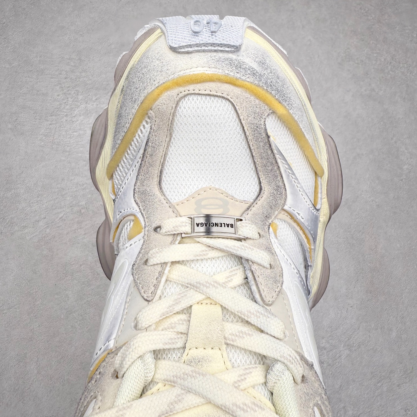 图片[4]-＃福利特价 Balenciaga CARGO Sneaker 巴黎世家十一代圆头系带舒适百搭低帮生活休闲鞋老爹鞋 这款超细纤维和网布工装运动鞋 来自 Balenciaga 2024年夏季系列 其前卫的设计、夸张的体积和反光细节赋予其特别的轮廓 在 2024 夏季系列的秀场上 我们看到了睽违已久的新款运动鞋 Cargo Sneaker 看鞋名便可猜想 延续 3XL 经典设计 这似乎是一双天生为阔腿 Cargo 而生的鞋款 并且它比起 3XL 本就极度夸张的造型更加夸张 拥有更大的鞋底面积以及更为上翘的鞋头 堪称「5XL」外观设计上除了「比大更大」做旧的厚网布鞋面 还有一种经典 Track 鞋款融合 New Balance 9060 中底之即视感 标志性 Sporty B Logo 置于鞋面中间 再加上明显提高的中底厚度 你也不用害怕与3XL难以分辨 尺码：35/46-选品中心