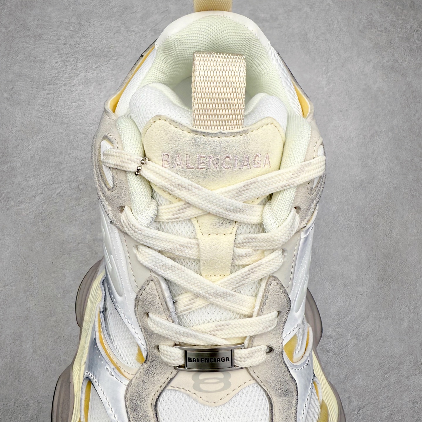 图片[5]-＃福利特价 Balenciaga CARGO Sneaker 巴黎世家十一代圆头系带舒适百搭低帮生活休闲鞋老爹鞋 这款超细纤维和网布工装运动鞋 来自 Balenciaga 2024年夏季系列 其前卫的设计、夸张的体积和反光细节赋予其特别的轮廓 在 2024 夏季系列的秀场上 我们看到了睽违已久的新款运动鞋 Cargo Sneaker 看鞋名便可猜想 延续 3XL 经典设计 这似乎是一双天生为阔腿 Cargo 而生的鞋款 并且它比起 3XL 本就极度夸张的造型更加夸张 拥有更大的鞋底面积以及更为上翘的鞋头 堪称「5XL」外观设计上除了「比大更大」做旧的厚网布鞋面 还有一种经典 Track 鞋款融合 New Balance 9060 中底之即视感 标志性 Sporty B Logo 置于鞋面中间 再加上明显提高的中底厚度 你也不用害怕与3XL难以分辨 尺码：35/46-选品中心