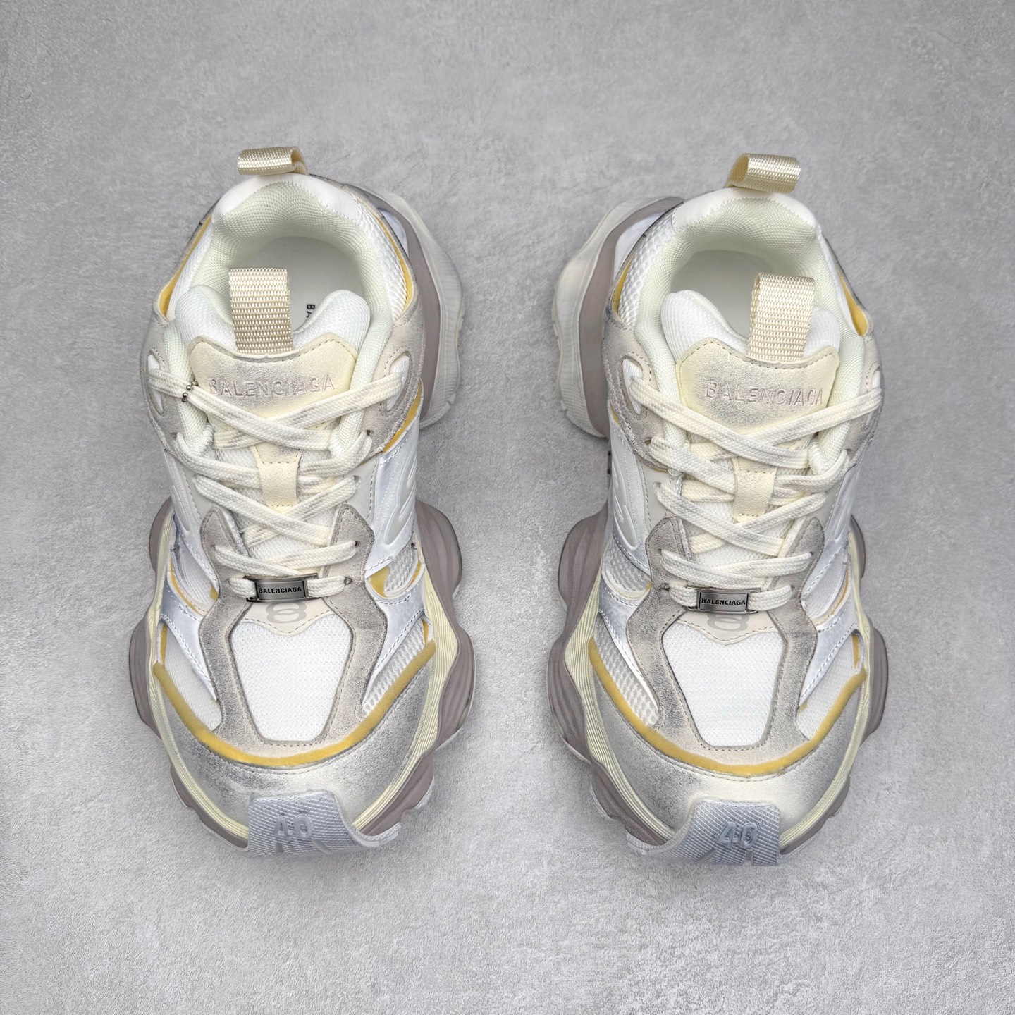 图片[2]-＃福利特价 Balenciaga CARGO Sneaker 巴黎世家十一代圆头系带舒适百搭低帮生活休闲鞋老爹鞋 这款超细纤维和网布工装运动鞋 来自 Balenciaga 2024年夏季系列 其前卫的设计、夸张的体积和反光细节赋予其特别的轮廓 在 2024 夏季系列的秀场上 我们看到了睽违已久的新款运动鞋 Cargo Sneaker 看鞋名便可猜想 延续 3XL 经典设计 这似乎是一双天生为阔腿 Cargo 而生的鞋款 并且它比起 3XL 本就极度夸张的造型更加夸张 拥有更大的鞋底面积以及更为上翘的鞋头 堪称「5XL」外观设计上除了「比大更大」做旧的厚网布鞋面 还有一种经典 Track 鞋款融合 New Balance 9060 中底之即视感 标志性 Sporty B Logo 置于鞋面中间 再加上明显提高的中底厚度 你也不用害怕与3XL难以分辨 尺码：35/46-选品中心